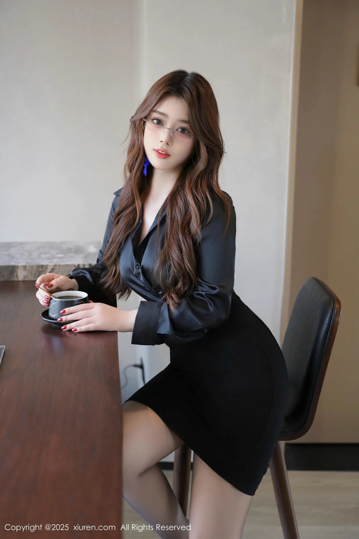 [[XiuRen秀人网]秀人网]No.9784_模特蛋蛋宝黑色OL服饰露紫色蕾丝内衣配超薄黑丝秀美腿诱惑写真83P