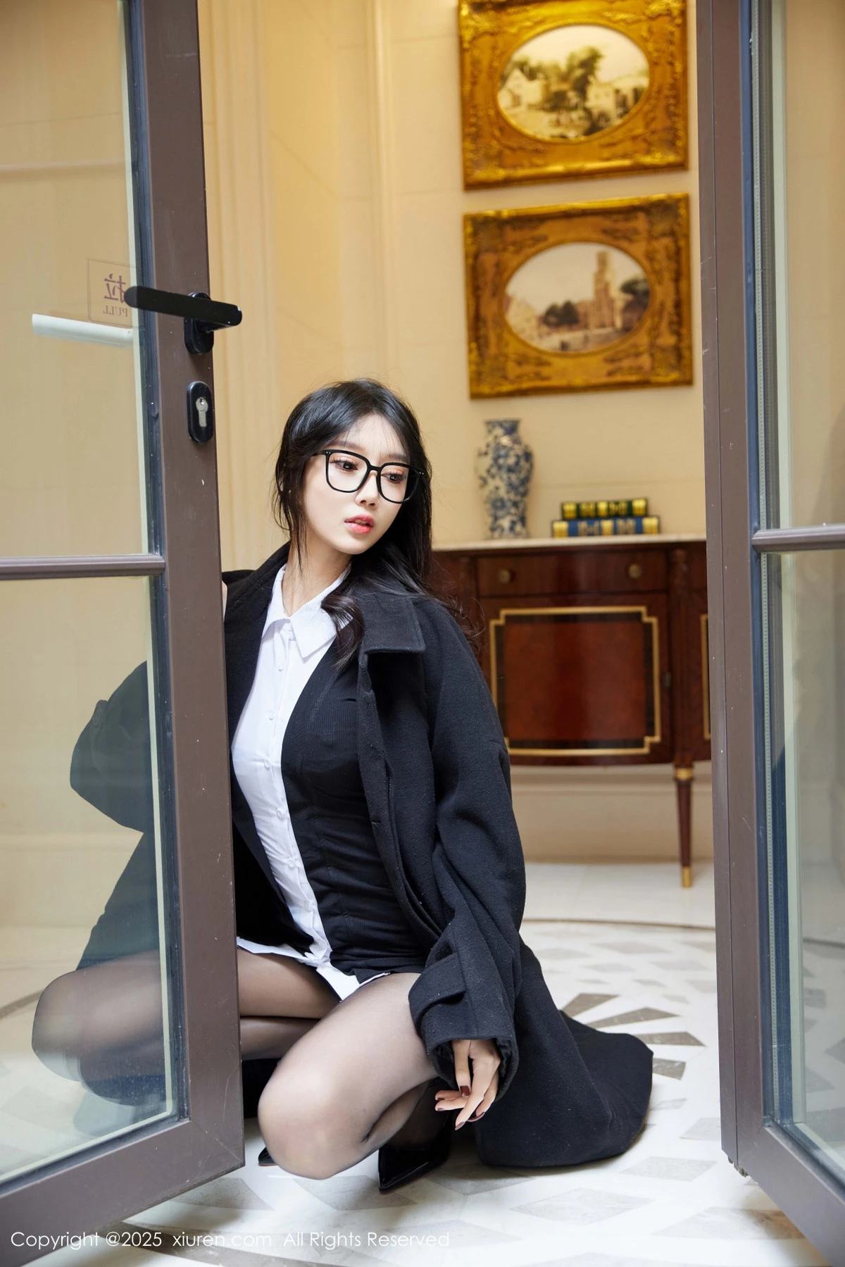 [[XiuRen秀人网]秀人网]No.9926_模特玥儿玥er性感黑色外套裙露黑色内衣配超薄黑丝极致魅惑写真82P