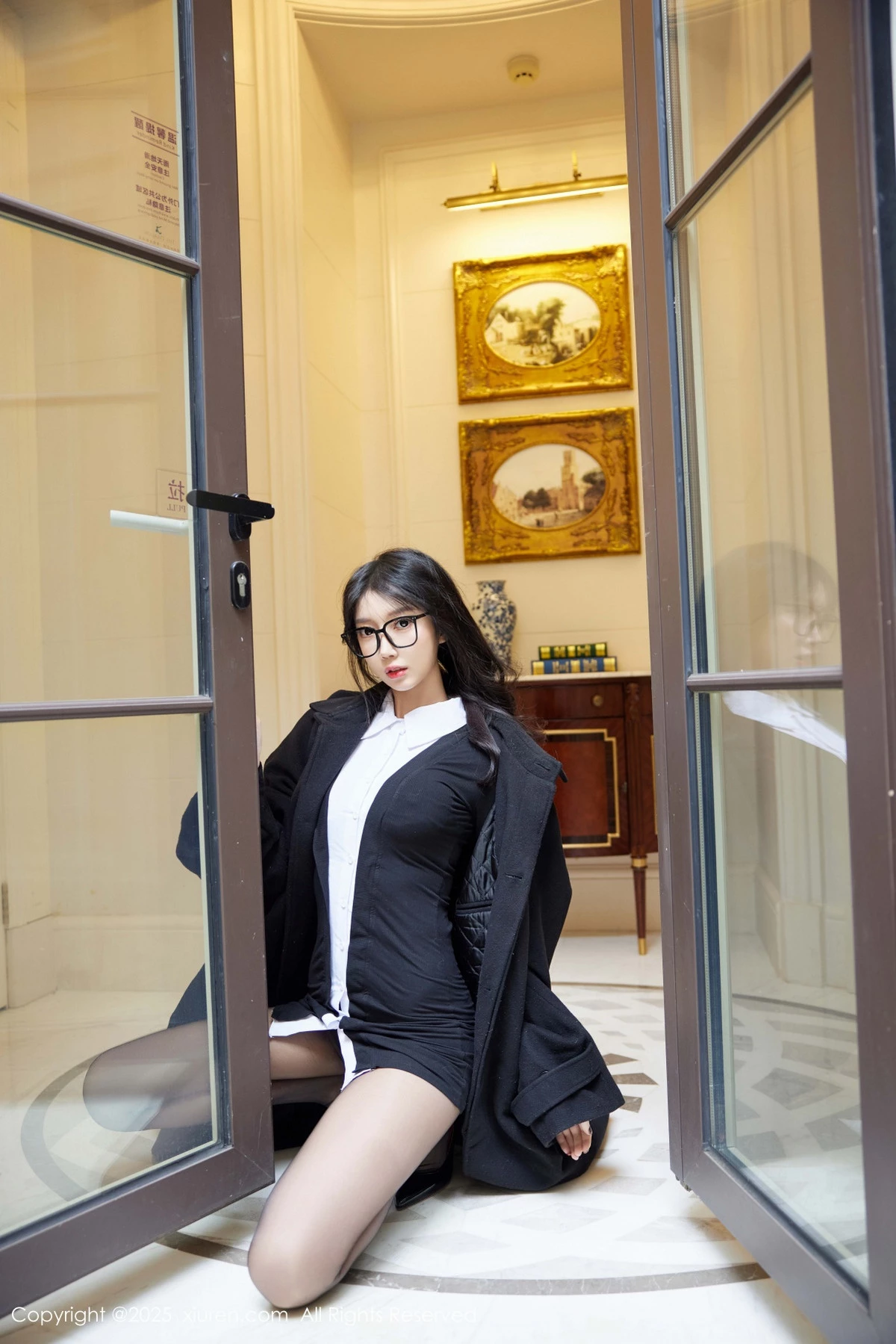 [[XiuRen秀人网]秀人网]No.9926_模特玥儿玥er性感黑色外套裙露黑色内衣配超薄黑丝极致魅惑写真82P