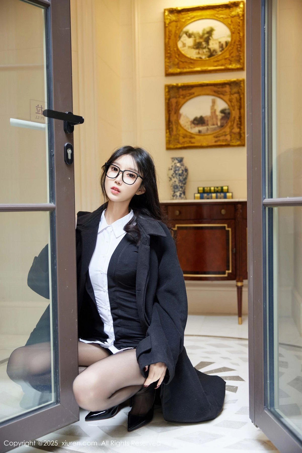 [[XiuRen秀人网]秀人网]No.9926_模特玥儿玥er性感黑色外套裙露黑色内衣配超薄黑丝极致魅惑写真82P