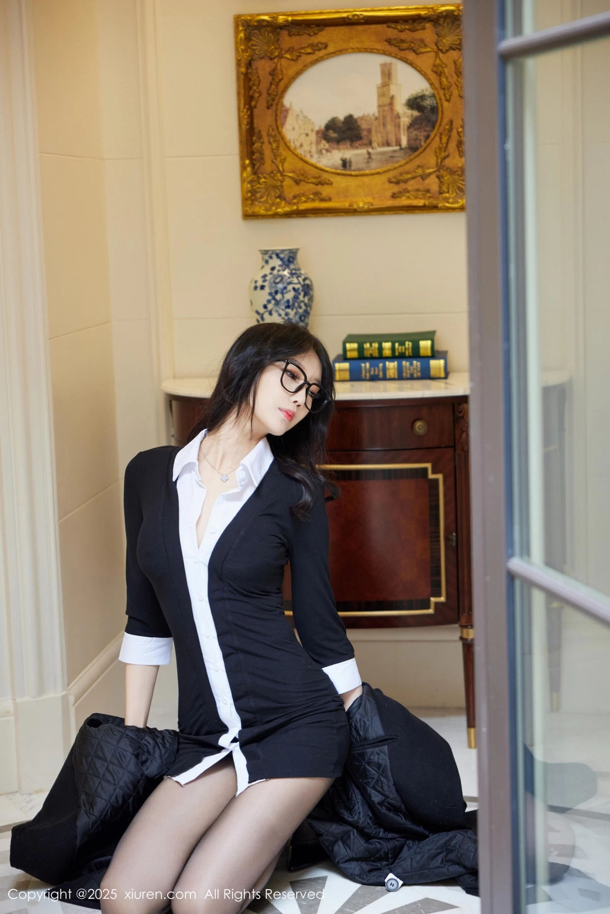 [[XiuRen秀人网]秀人网]No.9926_模特玥儿玥er性感黑色外套裙露黑色内衣配超薄黑丝极致魅惑写真82P