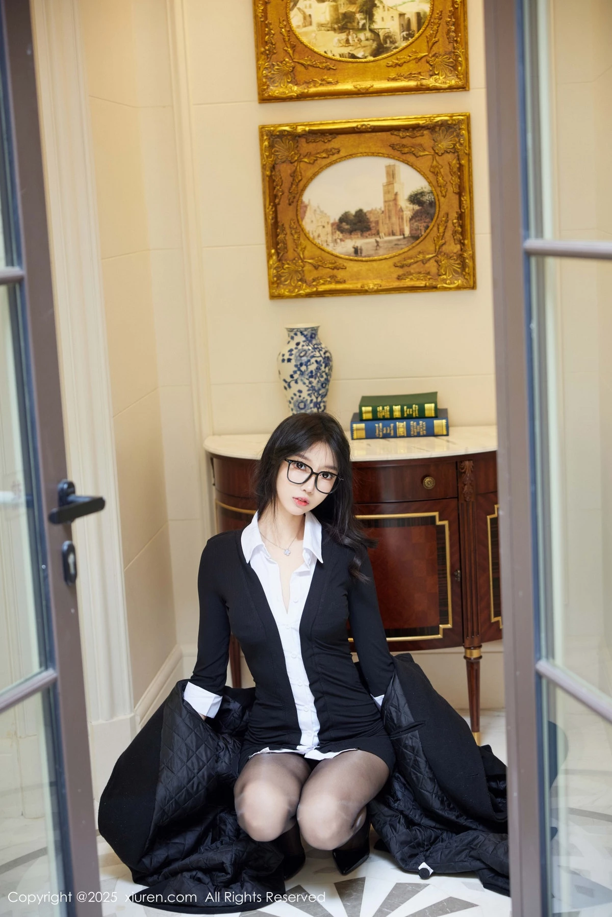 [[XiuRen秀人网]秀人网]No.9926_模特玥儿玥er性感黑色外套裙露黑色内衣配超薄黑丝极致魅惑写真82P