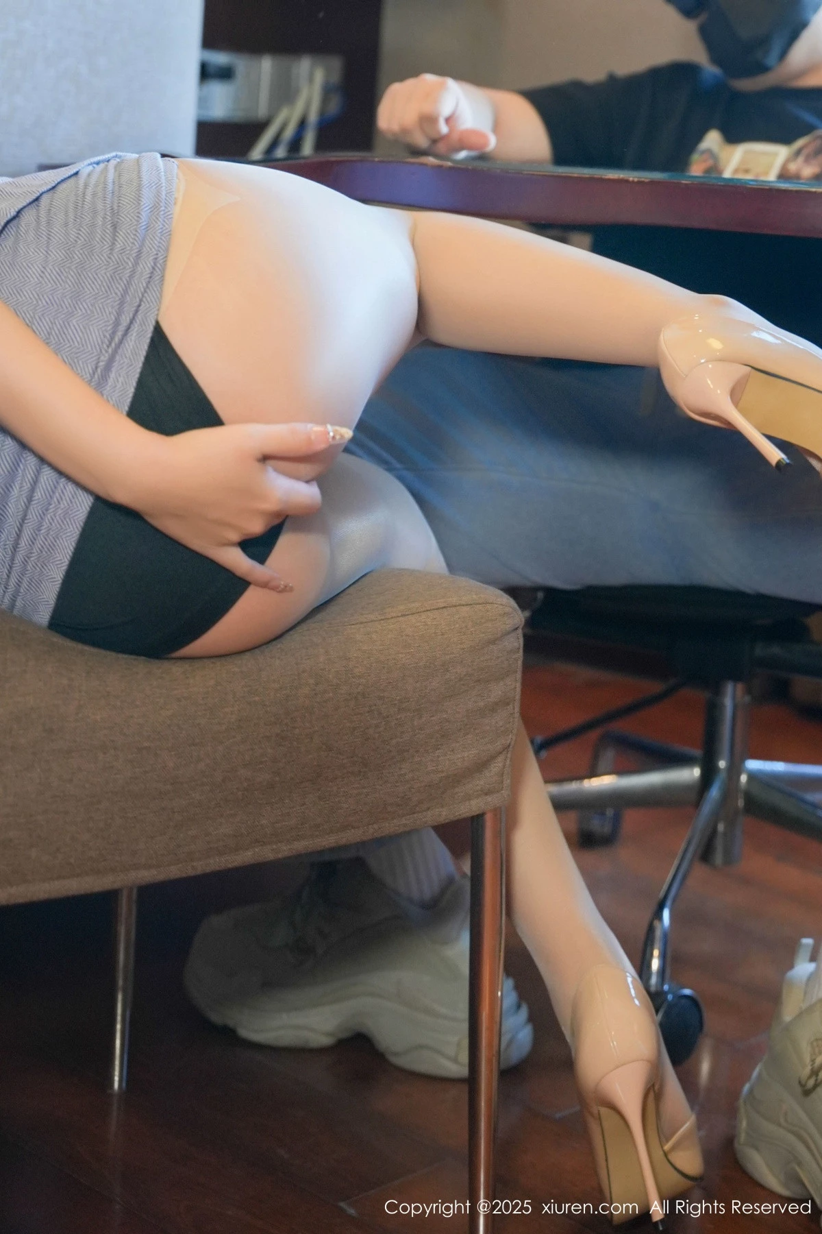 [[XiuRen秀人网]秀人网]No.9930_模特小泡芙剧情主题性感蓝色制服配超薄肉丝秀丰腴身材诱惑写真71P