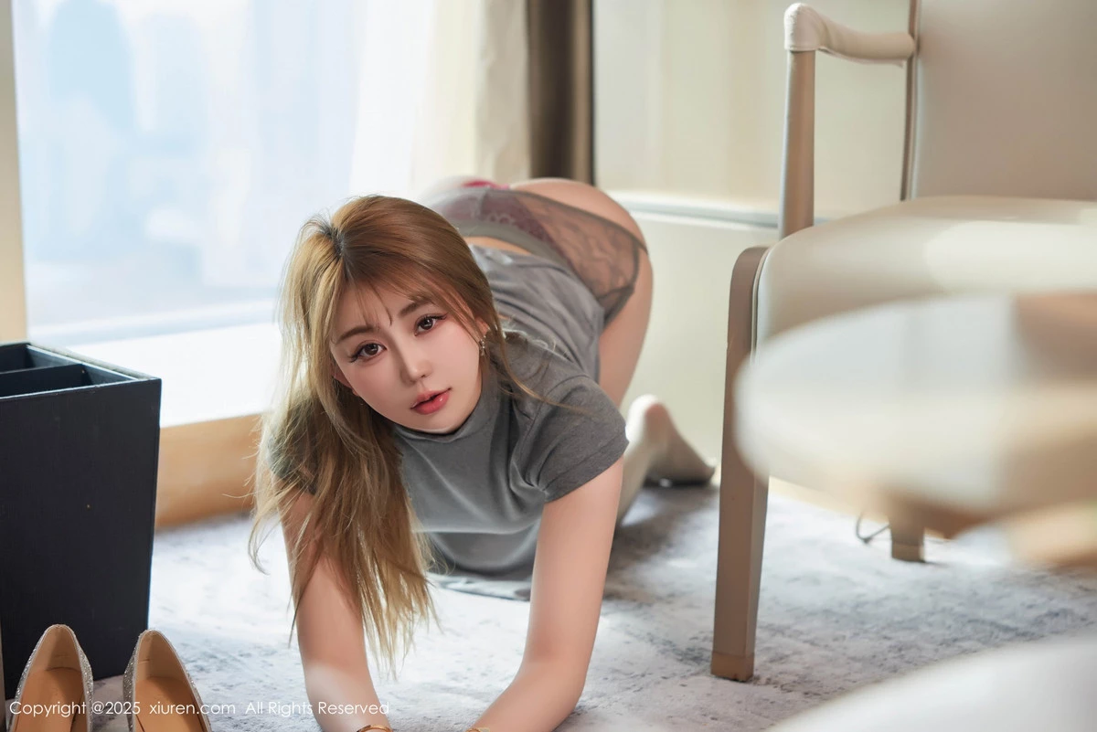 [[XiuRen秀人网]秀人网]No.9931_模特Zoe柚柚性感灰色包臀裙配灰丝吊袜秀凹凸身材完美诱惑写真73P