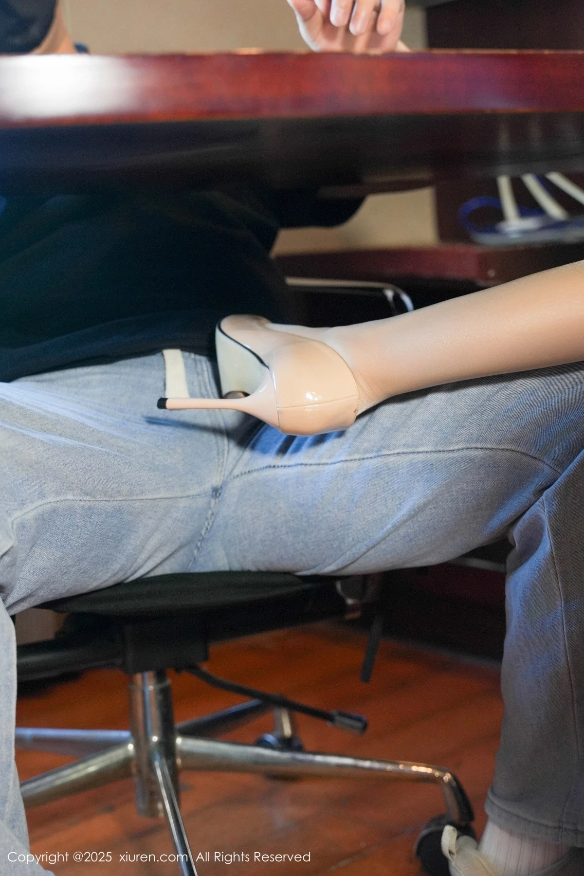 [[XiuRen秀人网]秀人网]No.9930_模特小泡芙剧情主题性感蓝色制服配超薄肉丝秀丰腴身材诱惑写真71P