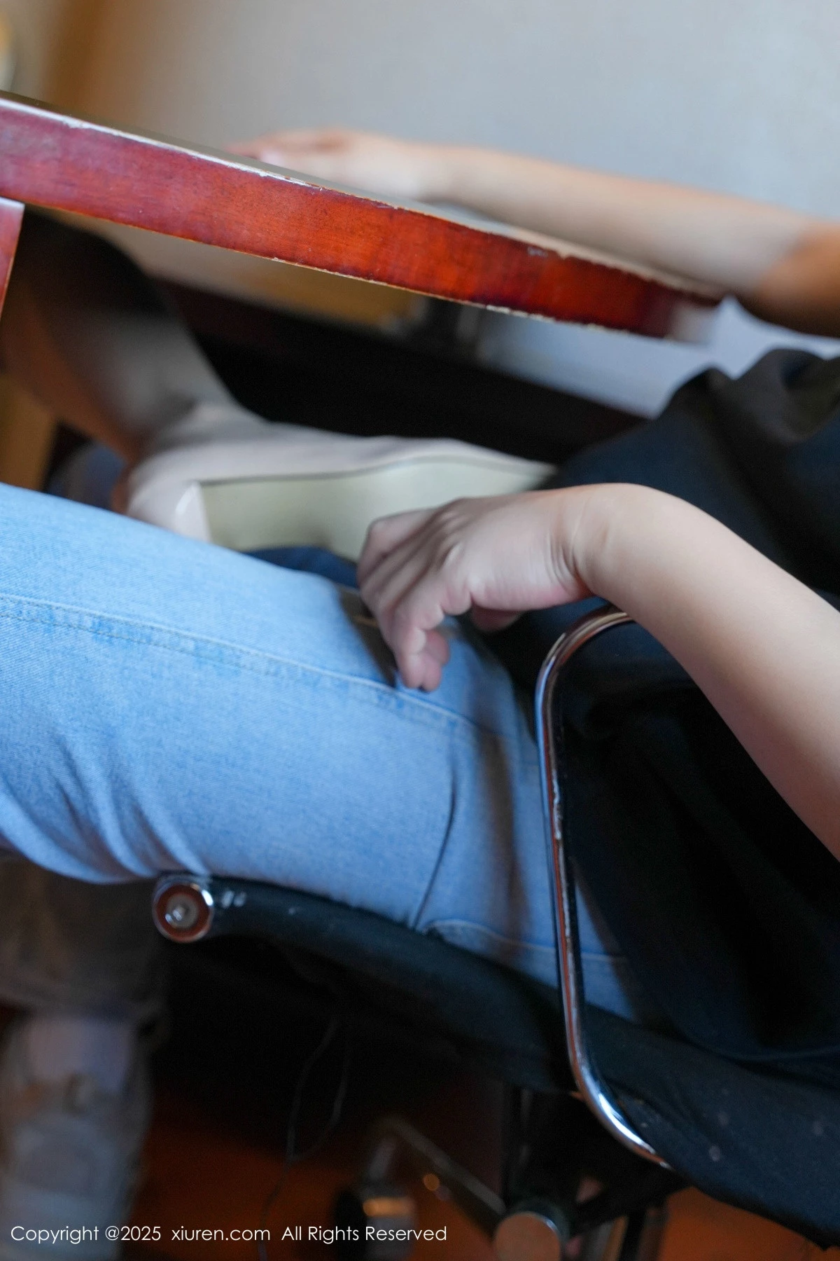 [[XiuRen秀人网]秀人网]No.9930_模特小泡芙剧情主题性感蓝色制服配超薄肉丝秀丰腴身材诱惑写真71P