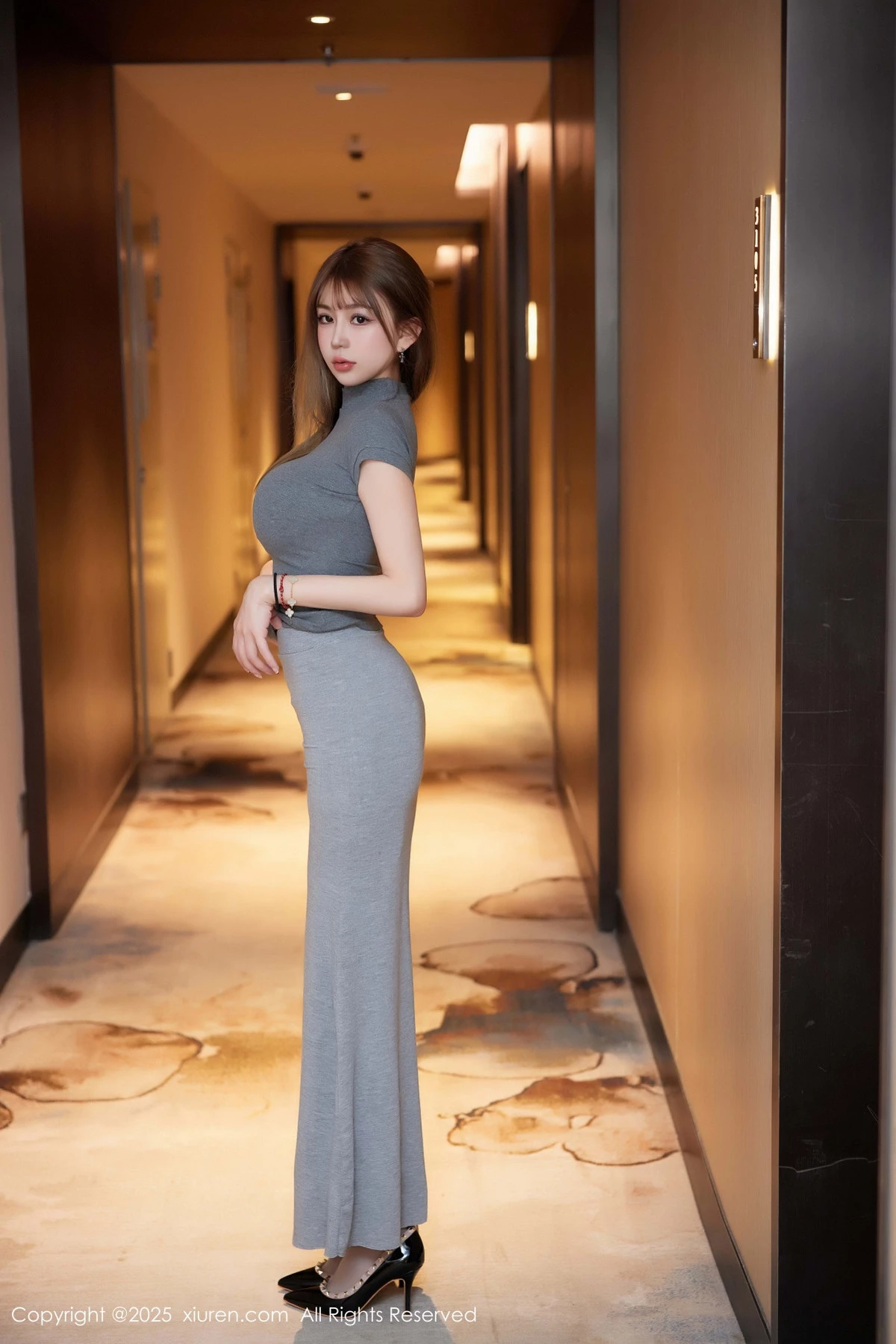 [[XiuRen秀人网]秀人网]No.9931_模特Zoe柚柚性感灰色包臀裙配灰丝吊袜秀凹凸身材完美诱惑写真73P