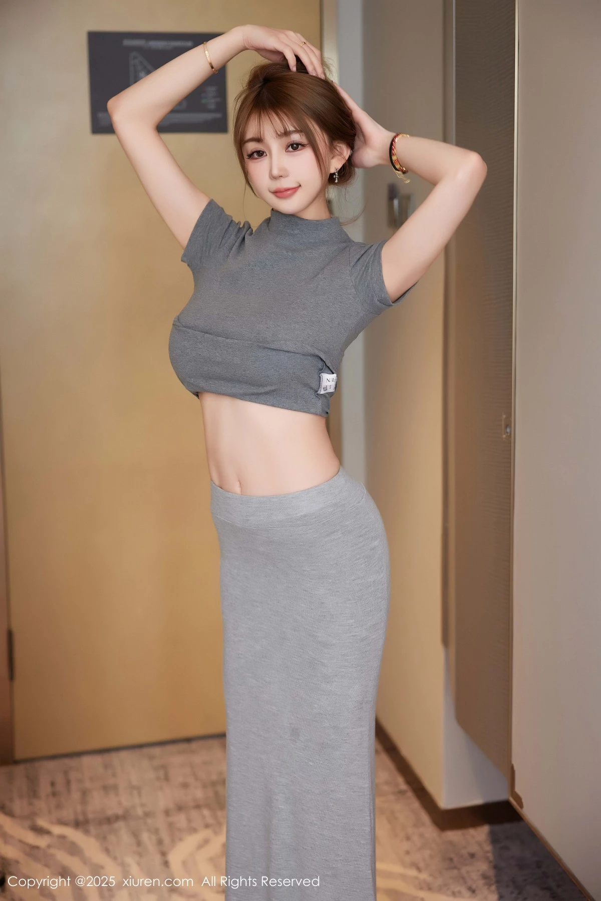 [[XiuRen秀人网]秀人网]No.9931_模特Zoe柚柚性感灰色包臀裙配灰丝吊袜秀凹凸身材完美诱惑写真73P