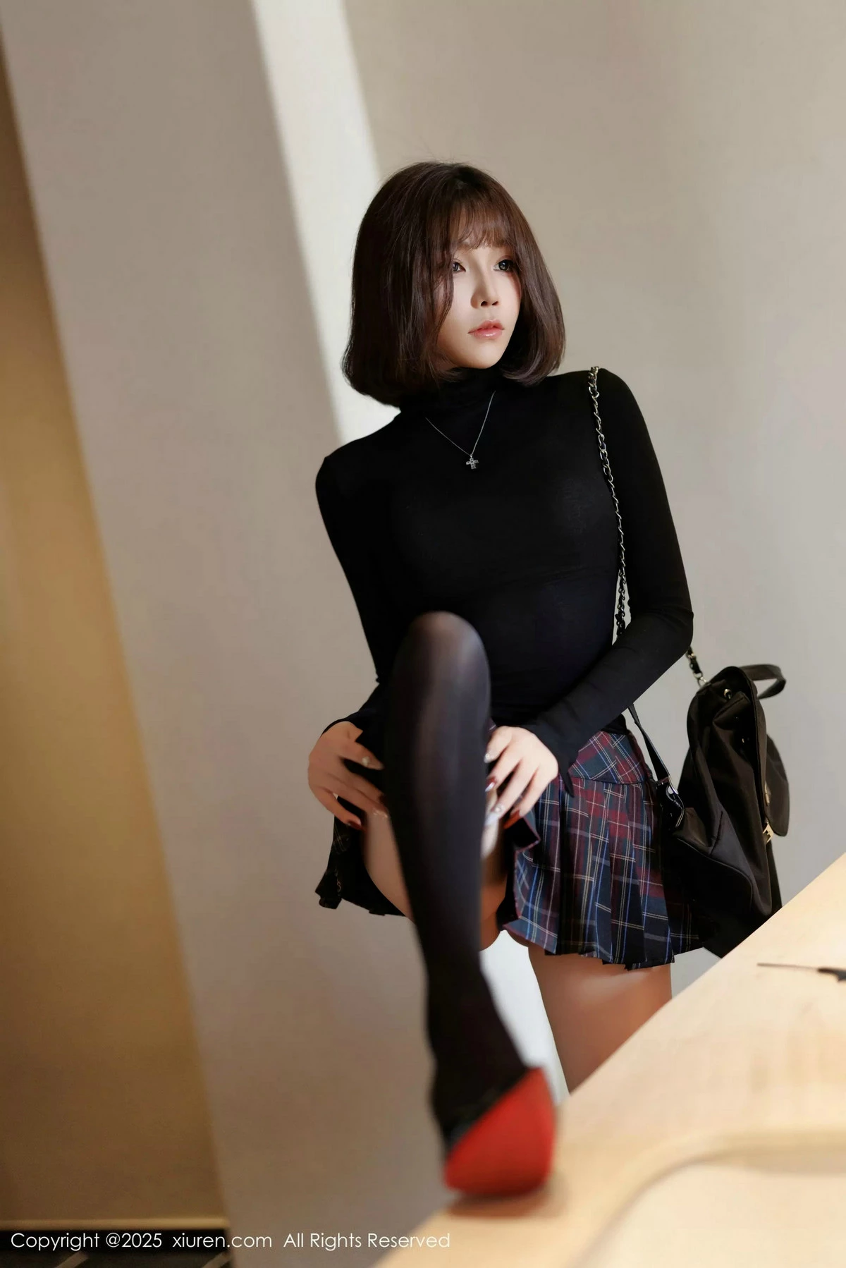 [[XiuRen秀人网]秀人网]No.9944_女神徐莉芝Booty性感格子短裙露蓝色内衣配黑丝袜秀美腿诱惑写真85P