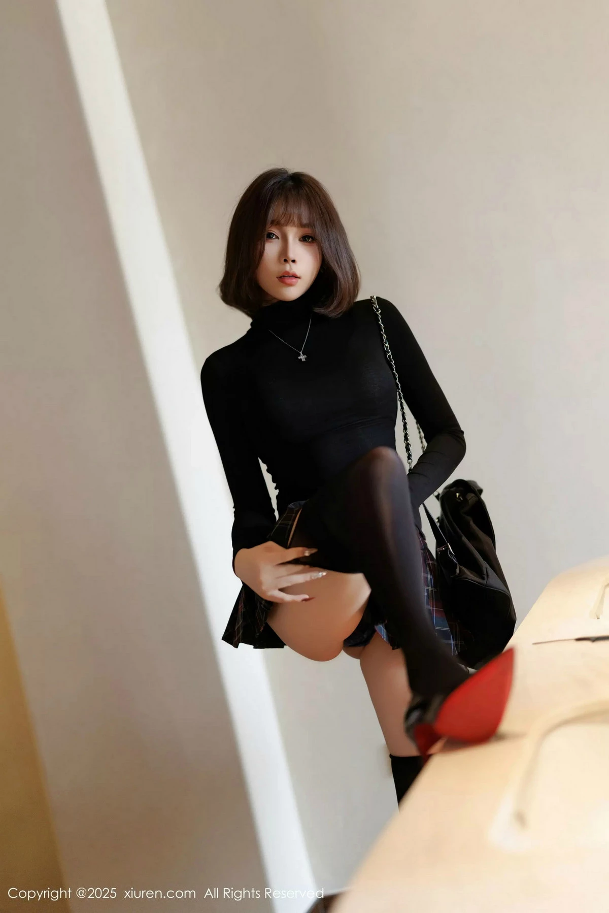 [[XiuRen秀人网]秀人网]No.9944_女神徐莉芝Booty性感格子短裙露蓝色内衣配黑丝袜秀美腿诱惑写真85P