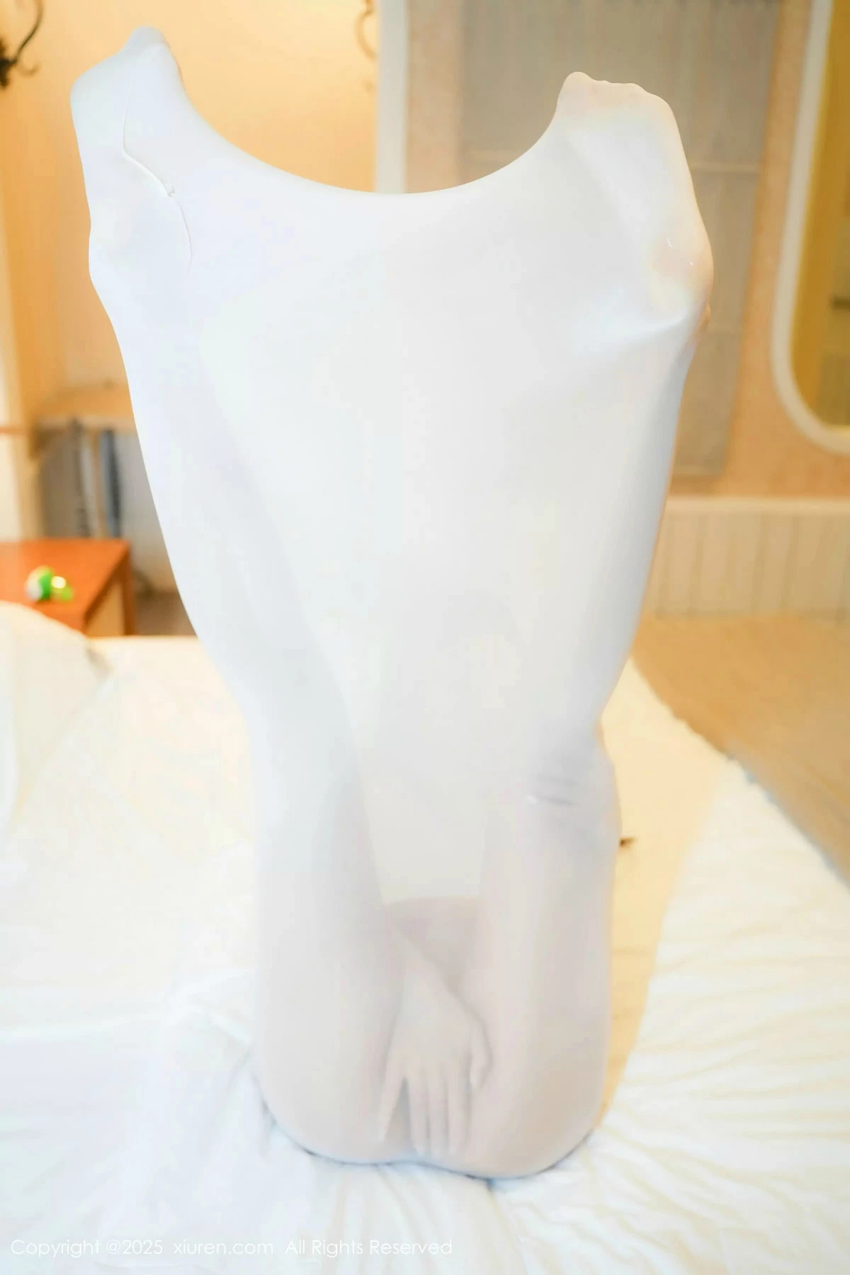 [[XiuRen秀人网]秀人网]No.9941_模特美少女@私房床上性感破烂白色连体丝袜秀火辣身材诱惑写真63P