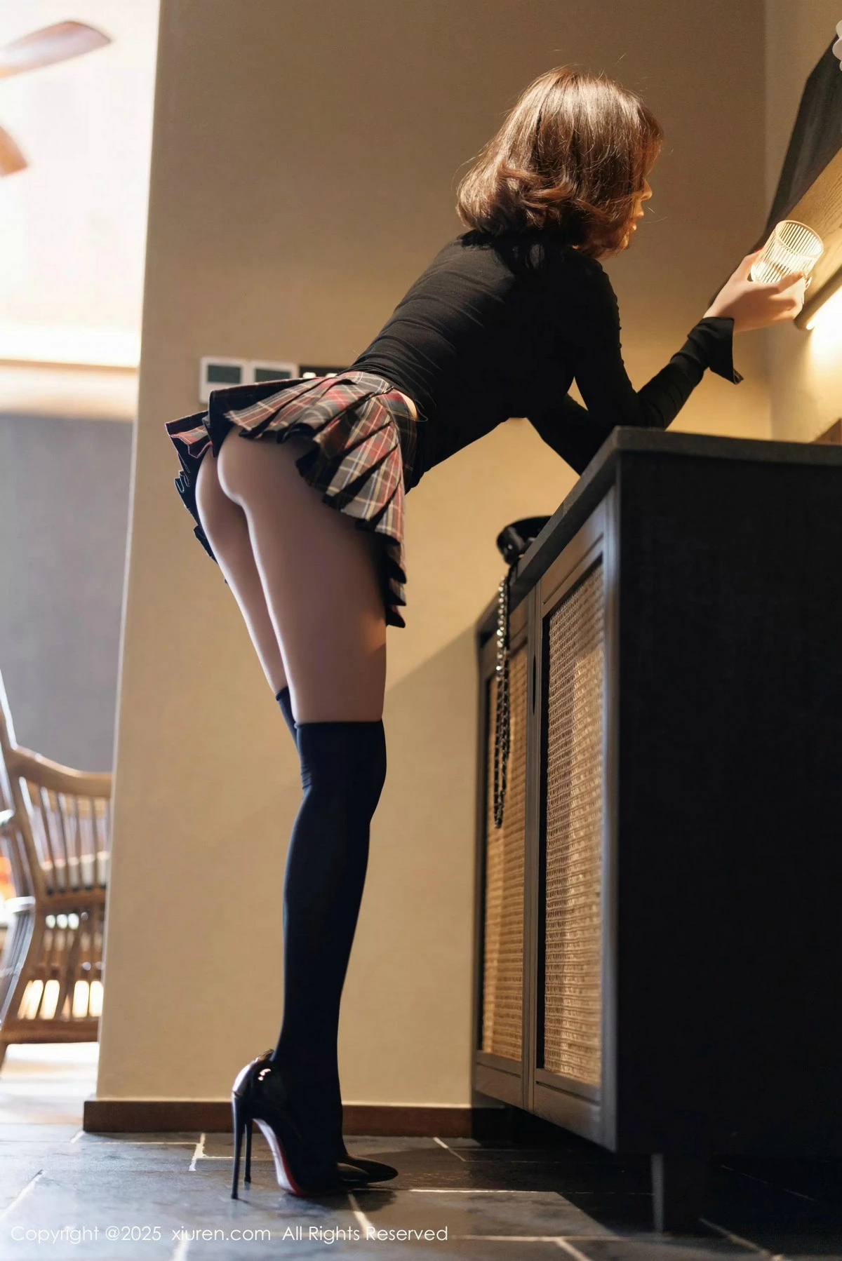 [[XiuRen秀人网]秀人网]No.9944_女神徐莉芝Booty性感格子短裙露蓝色内衣配黑丝袜秀美腿诱惑写真85P