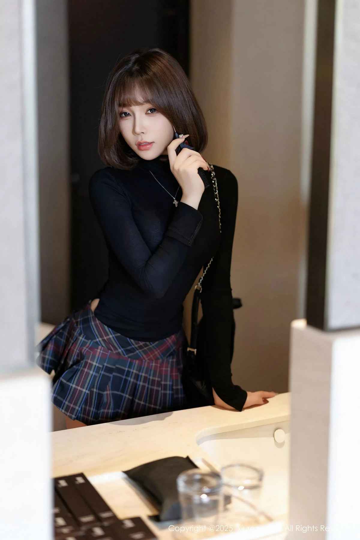 [[XiuRen秀人网]秀人网]No.9944_女神徐莉芝Booty性感格子短裙露蓝色内衣配黑丝袜秀美腿诱惑写真85P