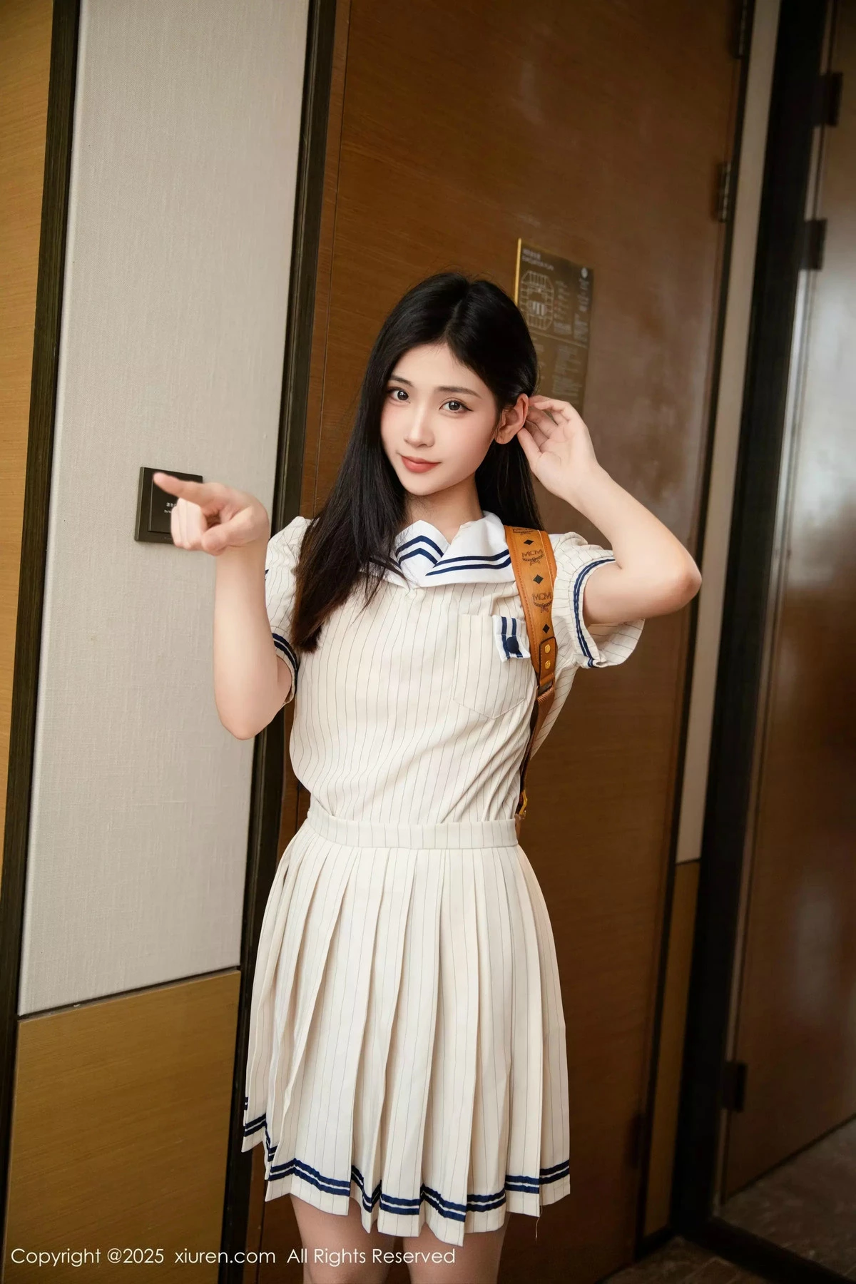 [[XiuRen秀人网]秀人网]No.9942_模特刘婷婷性感JK制服露肉色性感内衣配灰丝袜秀完美身材诱惑写真77P