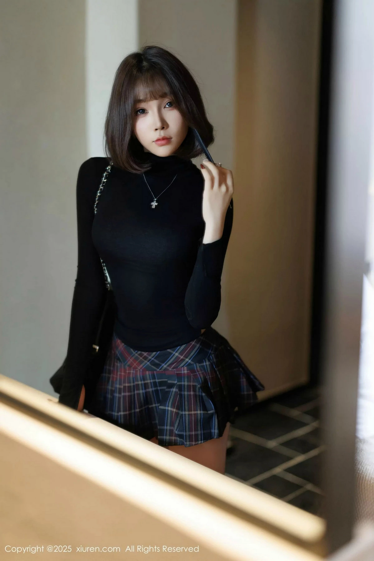 [[XiuRen秀人网]秀人网]No.9944_女神徐莉芝Booty性感格子短裙露蓝色内衣配黑丝袜秀美腿诱惑写真85P