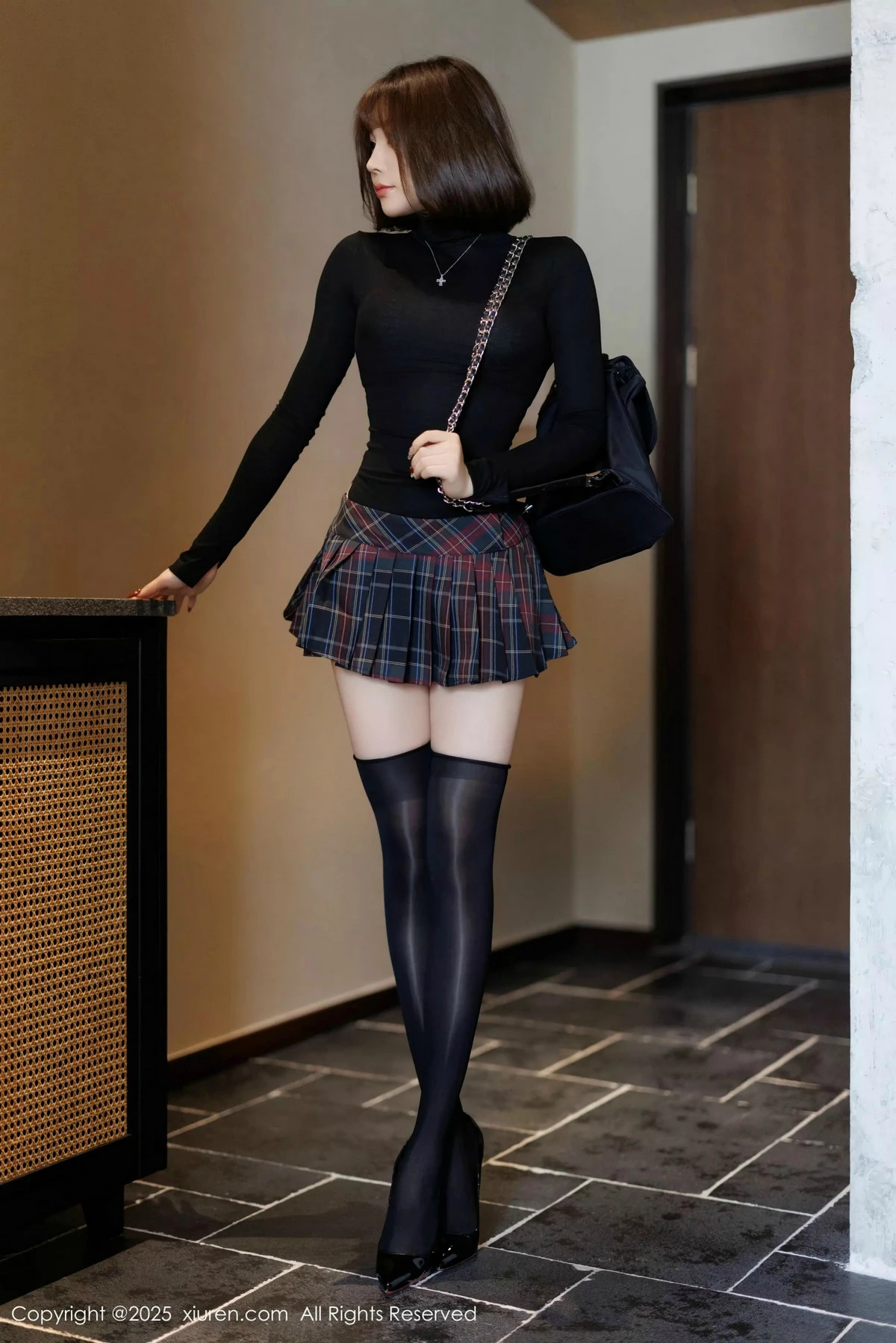 [[XiuRen秀人网]秀人网]No.9944_女神徐莉芝Booty性感格子短裙露蓝色内衣配黑丝袜秀美腿诱惑写真85P