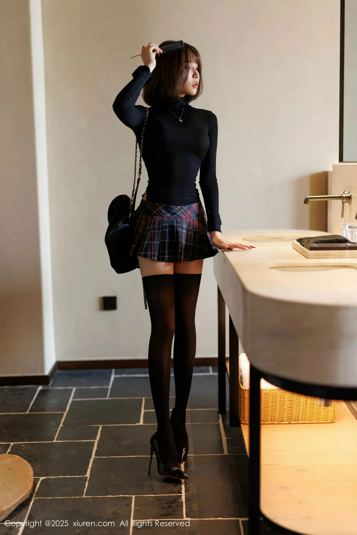 [[XiuRen秀人网]秀人网]No.9944_女神徐莉芝Booty性感格子短裙露蓝色内衣配黑丝袜秀美腿诱惑写真85P