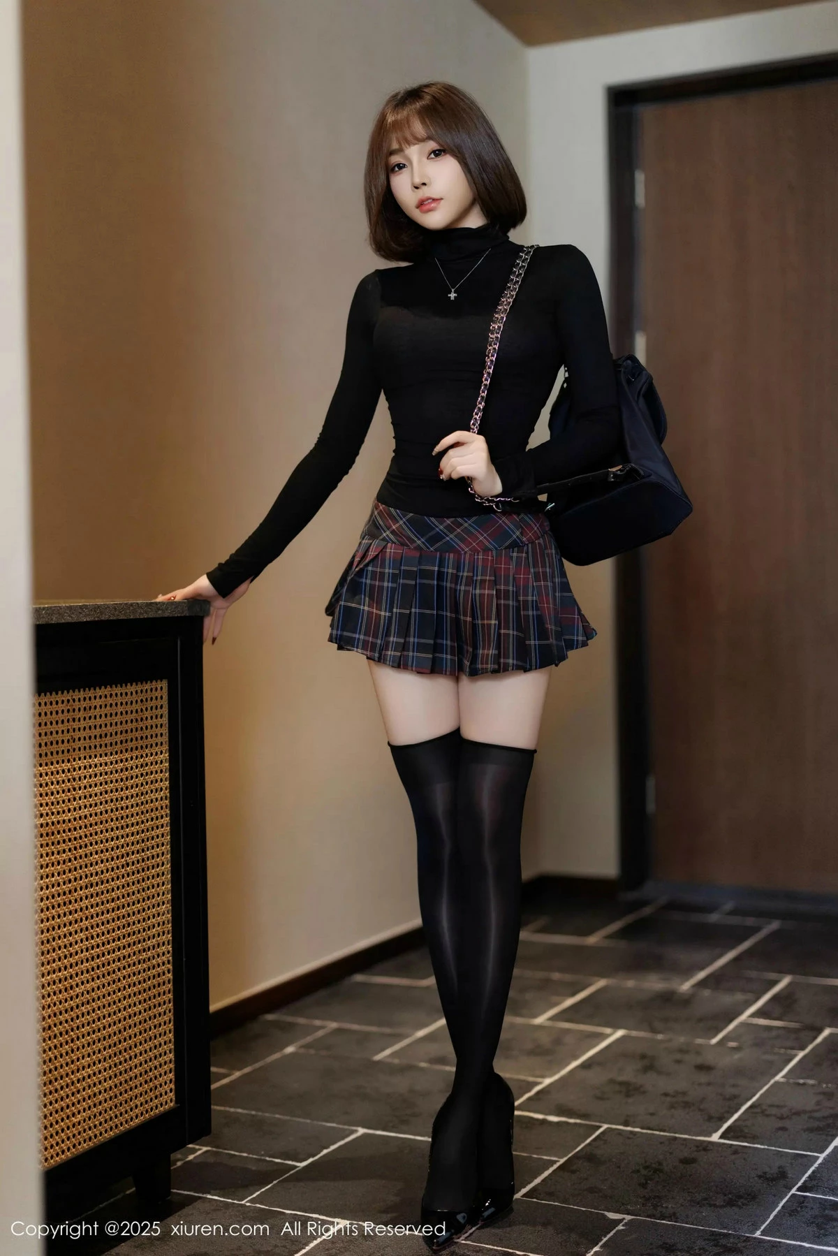 [[XiuRen秀人网]秀人网]No.9944_女神徐莉芝Booty性感格子短裙露蓝色内衣配黑丝袜秀美腿诱惑写真85P