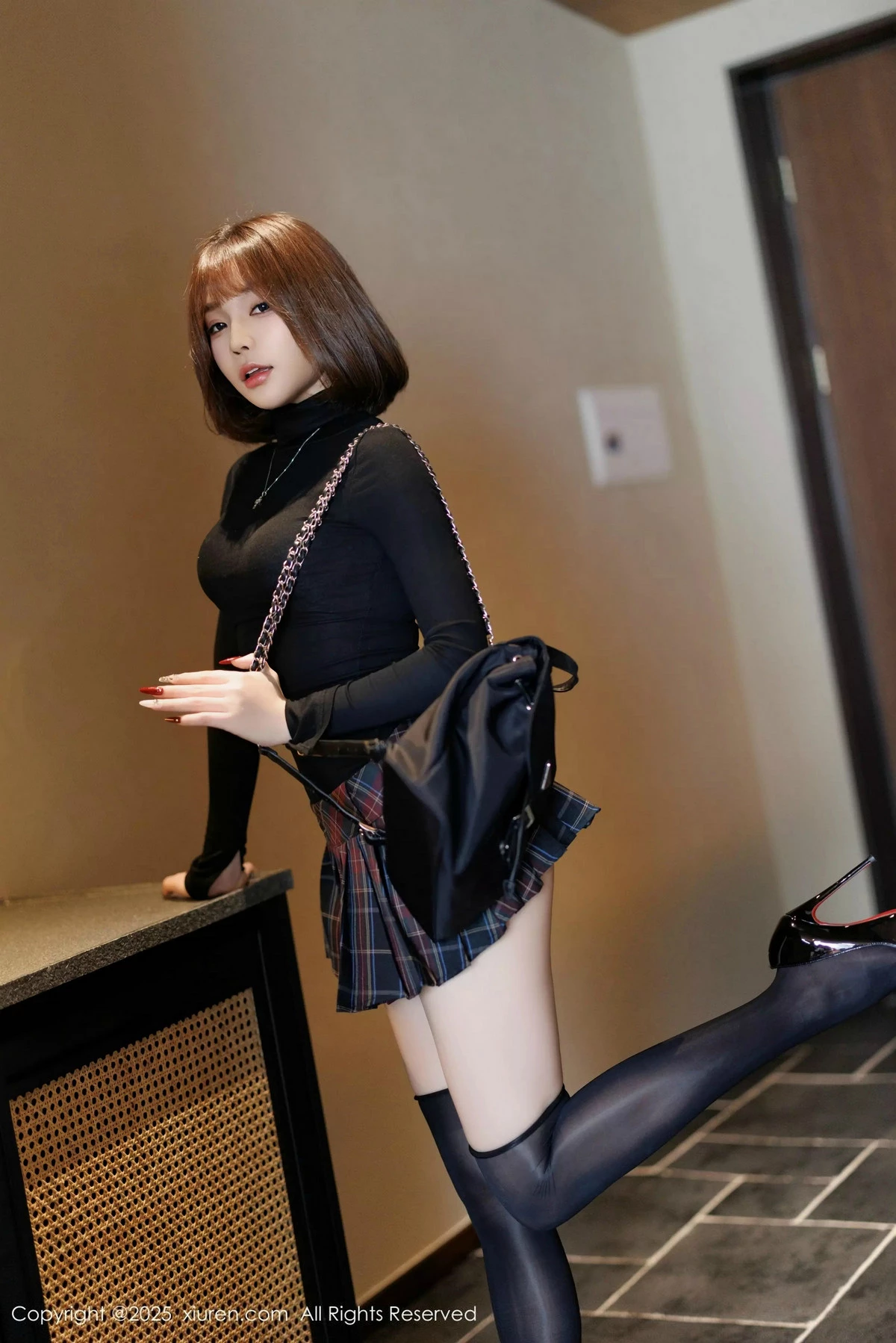 [[XiuRen秀人网]秀人网]No.9944_女神徐莉芝Booty性感格子短裙露蓝色内衣配黑丝袜秀美腿诱惑写真85P