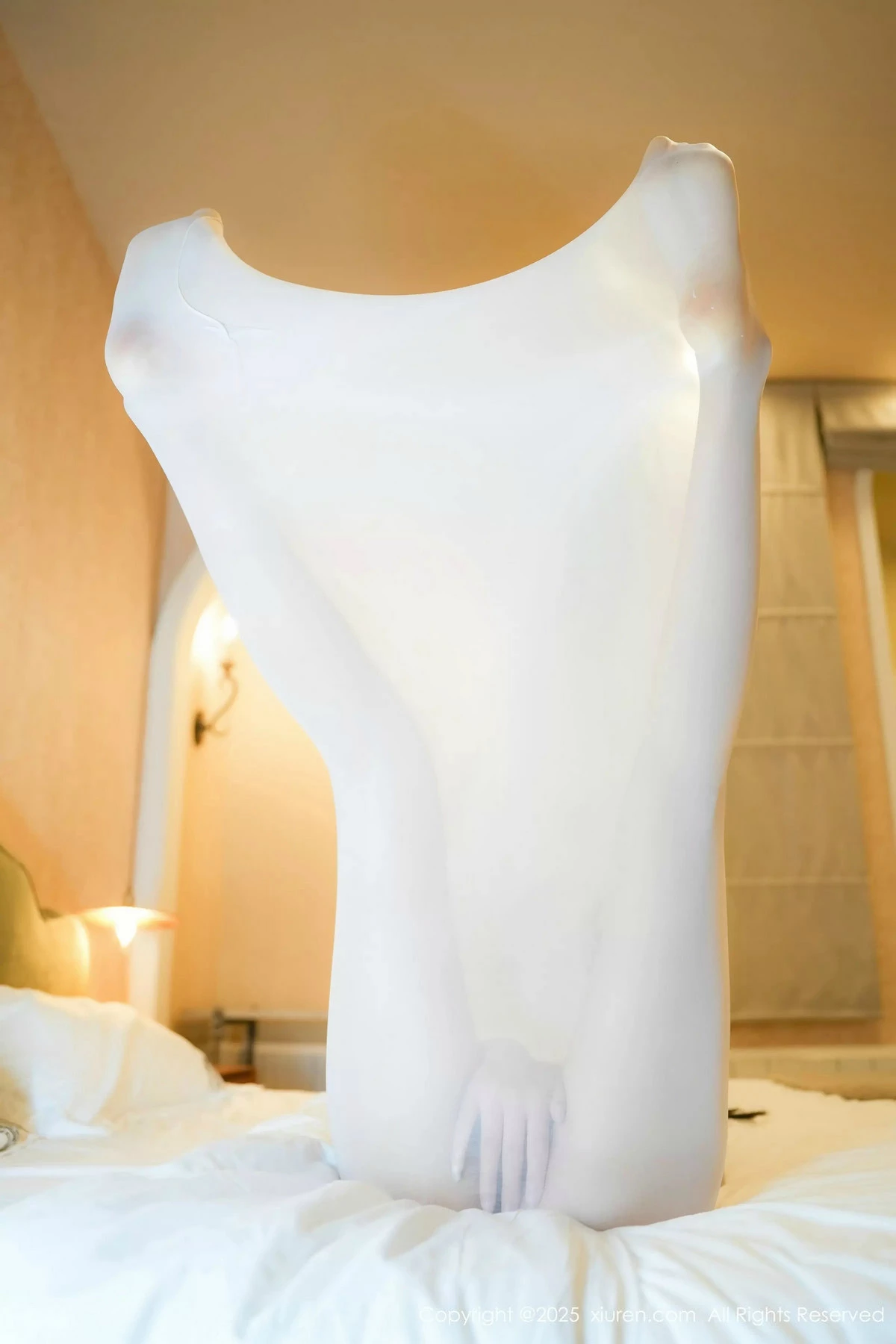 [[XiuRen秀人网]秀人网]No.9941_模特美少女@私房床上性感破烂白色连体丝袜秀火辣身材诱惑写真63P