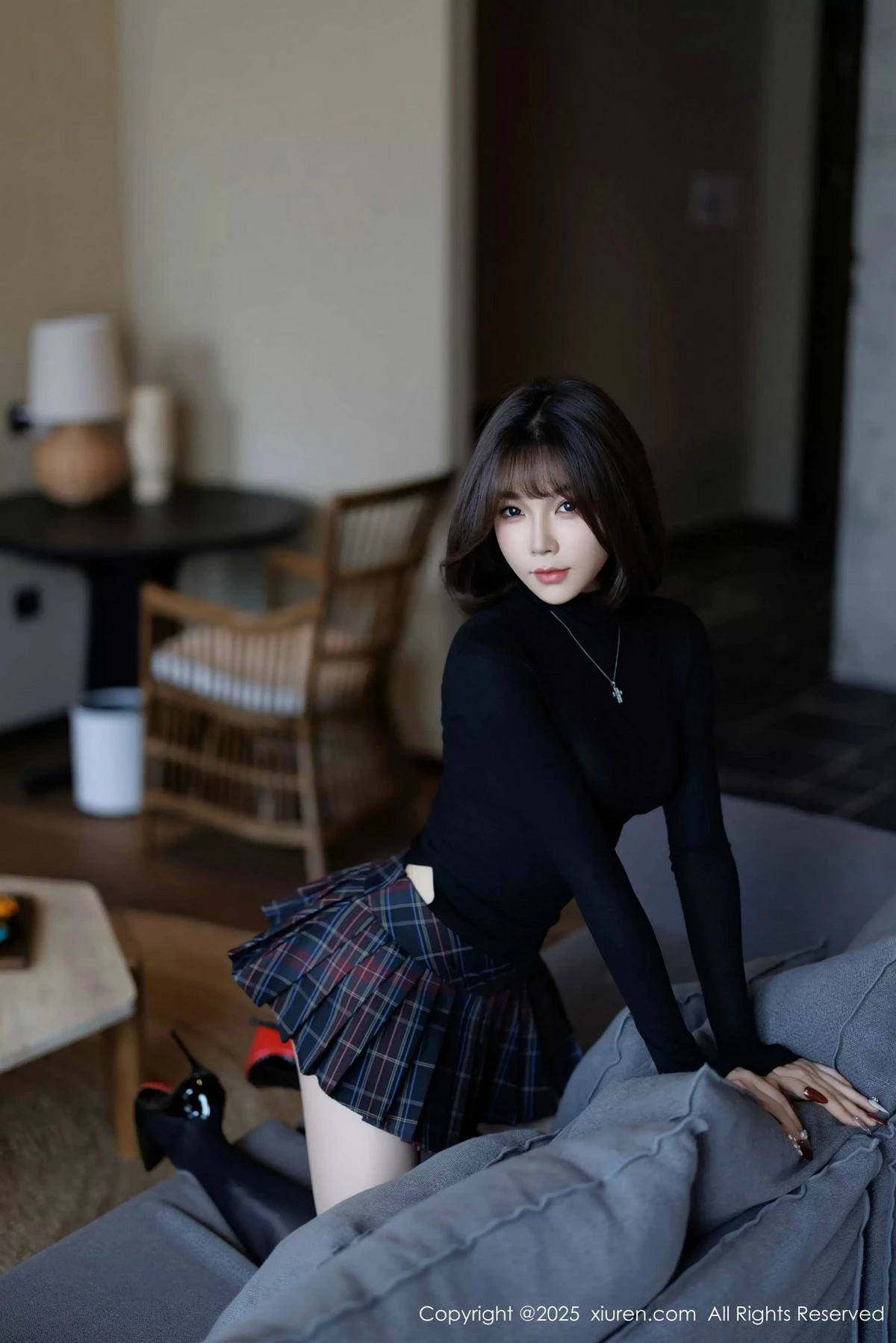 [[XiuRen秀人网]秀人网]No.9944_女神徐莉芝Booty性感格子短裙露蓝色内衣配黑丝袜秀美腿诱惑写真85P