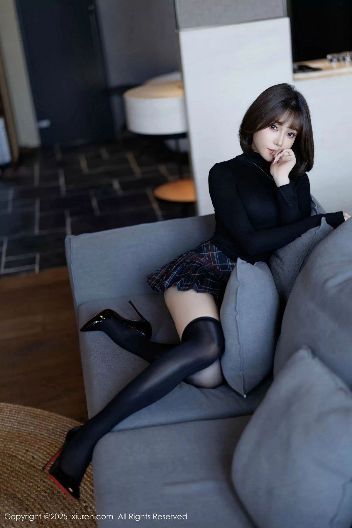 [[XiuRen秀人网]秀人网]No.9944_女神徐莉芝Booty性感格子短裙露蓝色内衣配黑丝袜秀美腿诱惑写真85P