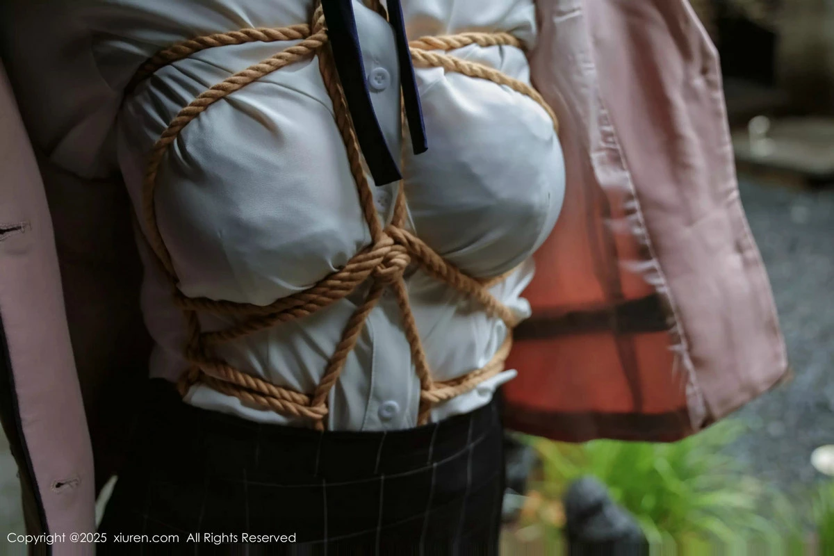 [[XiuRen秀人网]秀人网]No.9949_模特奶芙乔乔捆绑主题性感JK制服配超薄黑丝秀凹凸身材诱惑写真72P