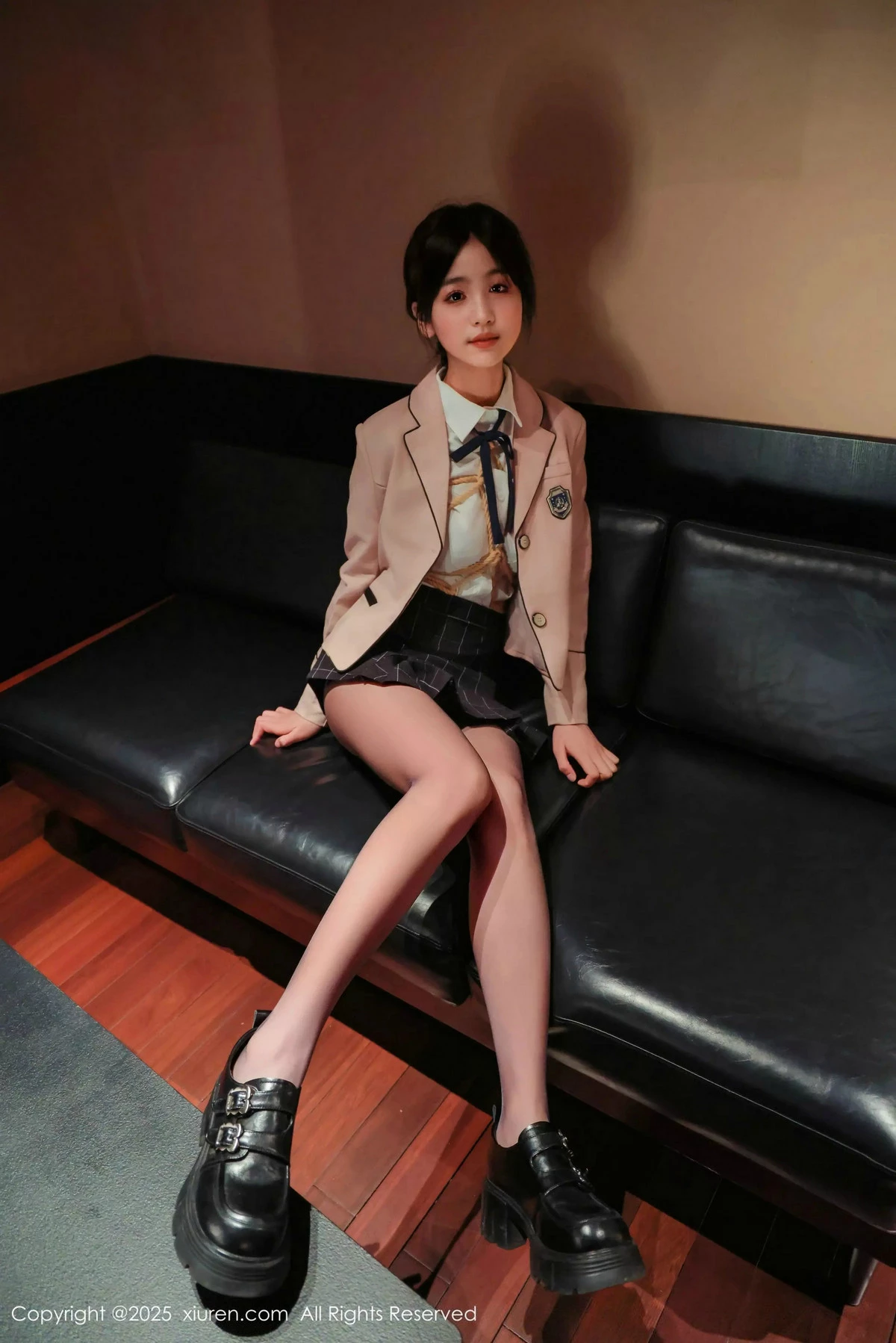 [[XiuRen秀人网]秀人网]No.9949_模特奶芙乔乔捆绑主题性感JK制服配超薄黑丝秀凹凸身材诱惑写真72P