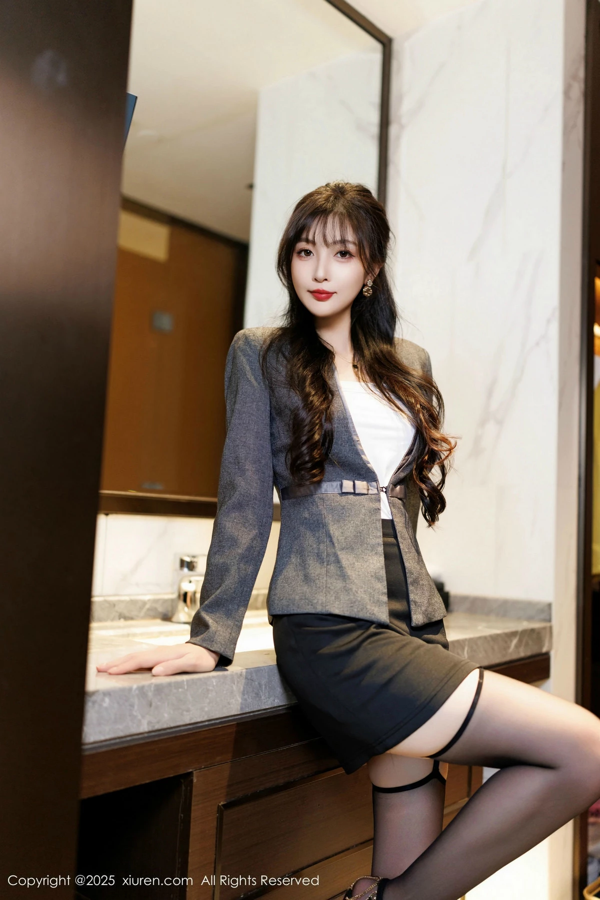 [[XiuRen秀人网]秀人网]No.9957_模特樱桃小阑子性感紫色蕾丝内衣配黑丝吊袜秀曼妙身姿诱惑写真85P