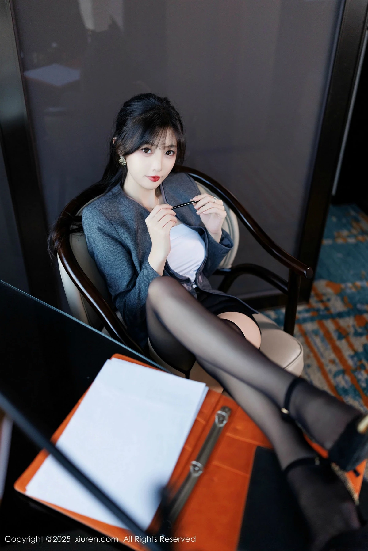 [[XiuRen秀人网]秀人网]No.9957_模特樱桃小阑子性感紫色蕾丝内衣配黑丝吊袜秀曼妙身姿诱惑写真85P