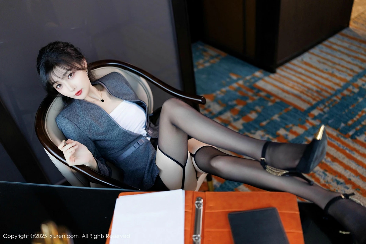 [[XiuRen秀人网]秀人网]No.9957_模特樱桃小阑子性感紫色蕾丝内衣配黑丝吊袜秀曼妙身姿诱惑写真85P