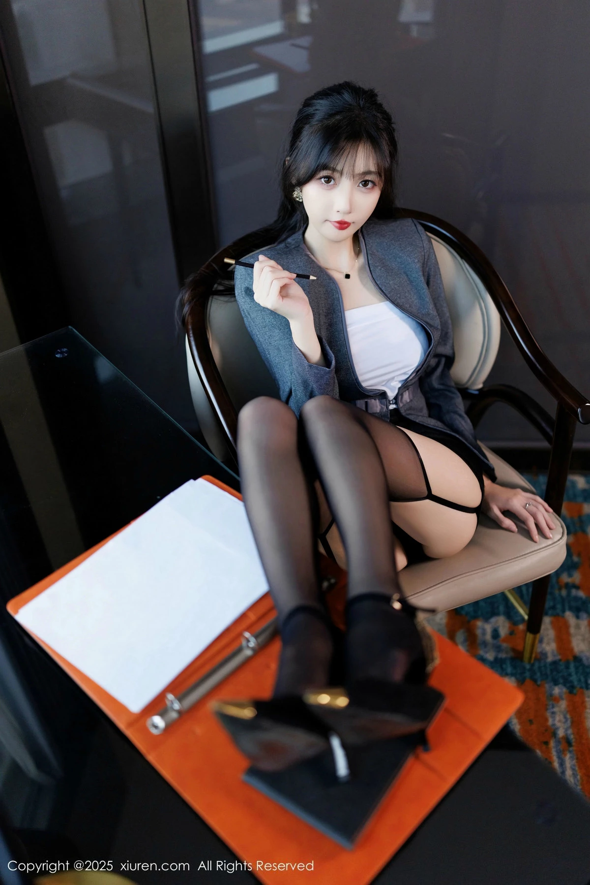 [[XiuRen秀人网]秀人网]No.9957_模特樱桃小阑子性感紫色蕾丝内衣配黑丝吊袜秀曼妙身姿诱惑写真85P