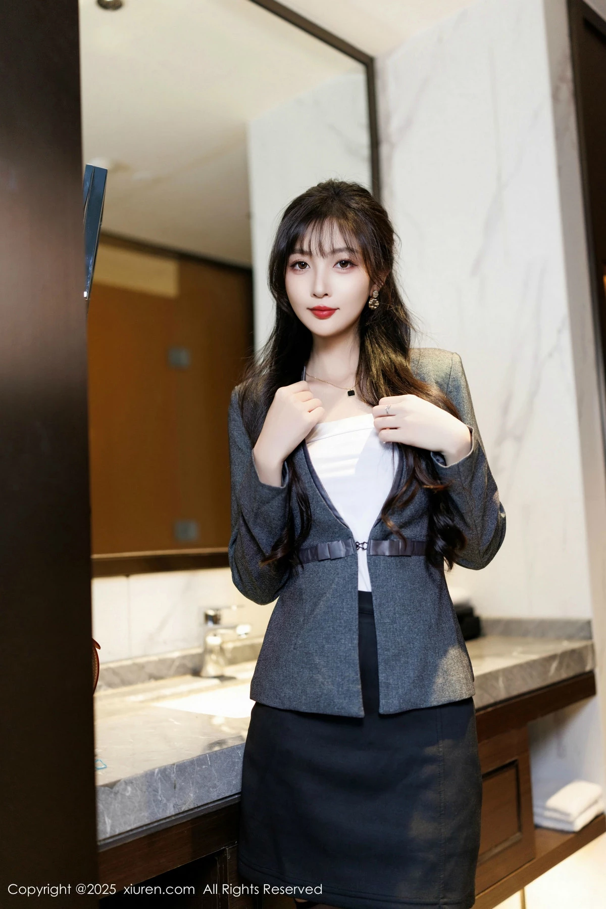 [[XiuRen秀人网]秀人网]No.9957_模特樱桃小阑子性感紫色蕾丝内衣配黑丝吊袜秀曼妙身姿诱惑写真85P