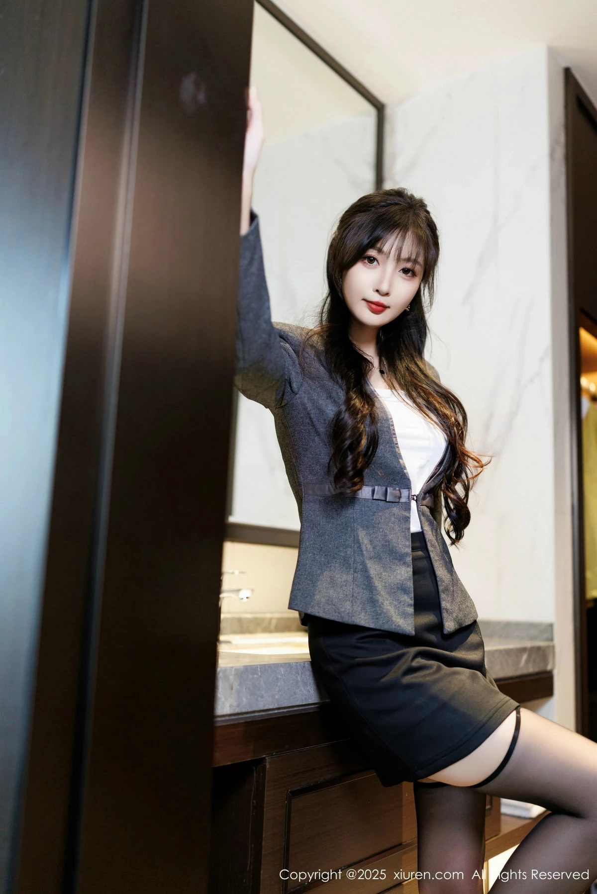 [[XiuRen秀人网]秀人网]No.9957_模特樱桃小阑子性感紫色蕾丝内衣配黑丝吊袜秀曼妙身姿诱惑写真85P