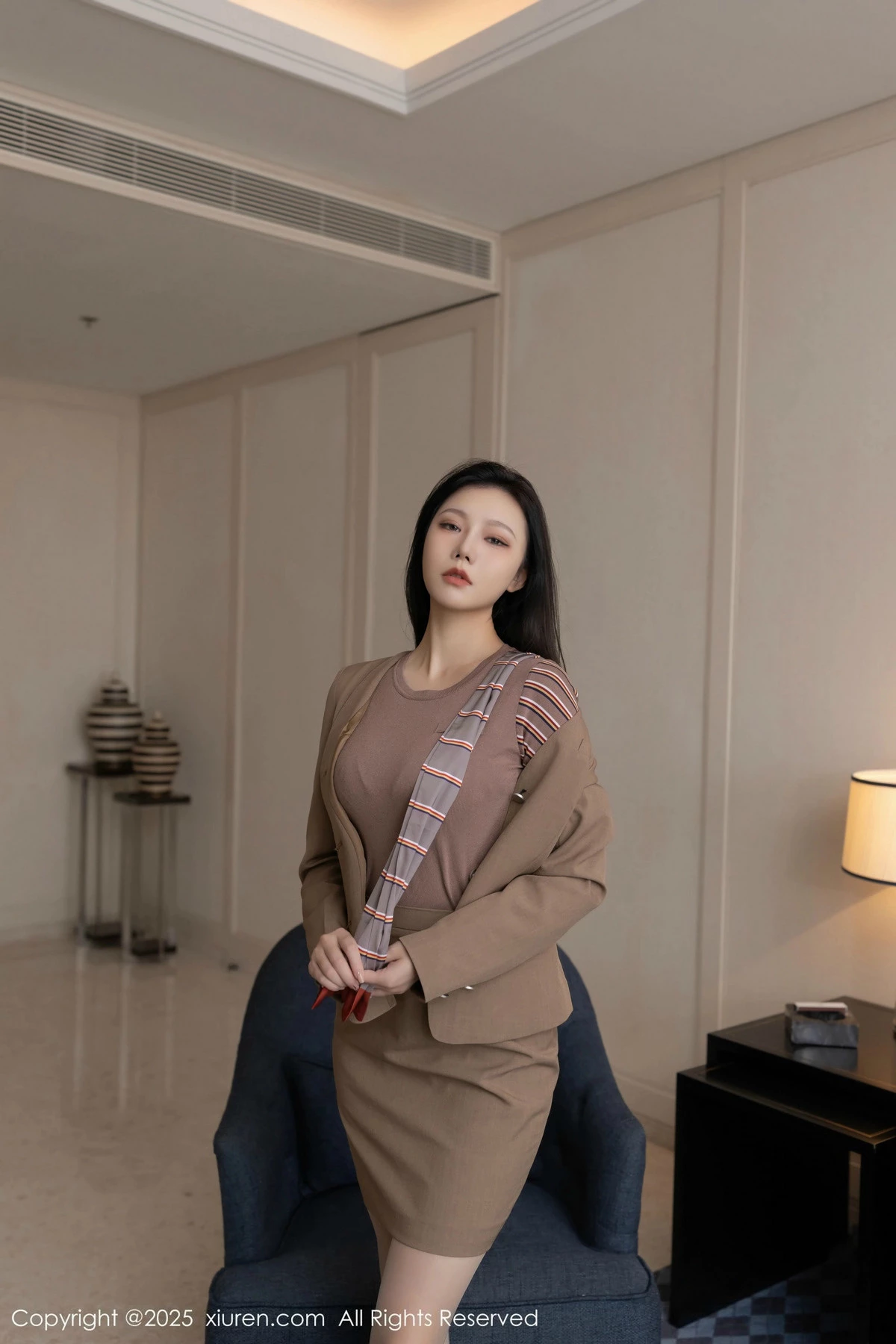 [[XiuRen秀人网]秀人网]No.9966_模特安然anran咖啡色制服露粉色内衣配超薄肉丝秀美腿诱惑写真80P