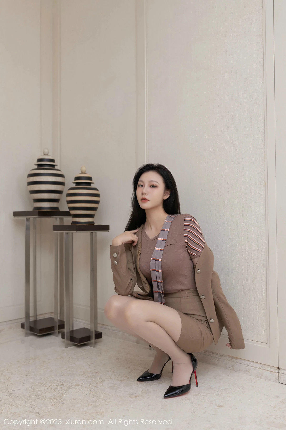 [[XiuRen秀人网]秀人网]No.9966_模特安然anran咖啡色制服露粉色内衣配超薄肉丝秀美腿诱惑写真80P