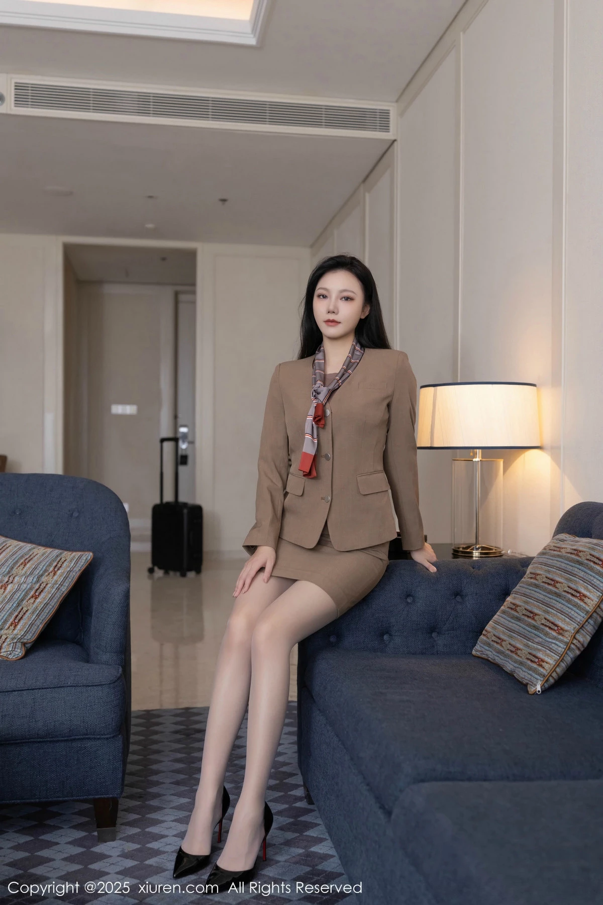 [[XiuRen秀人网]秀人网]No.9966_模特安然anran咖啡色制服露粉色内衣配超薄肉丝秀美腿诱惑写真80P