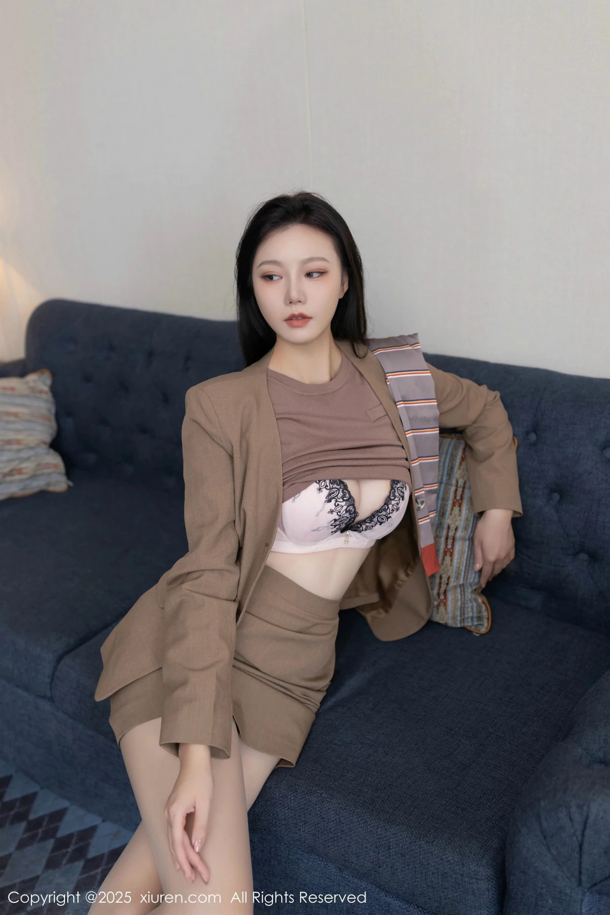 [[XiuRen秀人网]秀人网]No.9966_模特安然anran咖啡色制服露粉色内衣配超薄肉丝秀美腿诱惑写真80P