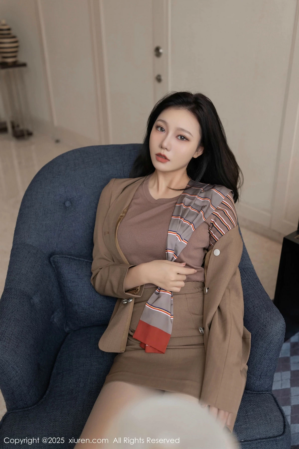 [[XiuRen秀人网]秀人网]No.9966_模特安然anran咖啡色制服露粉色内衣配超薄肉丝秀美腿诱惑写真80P