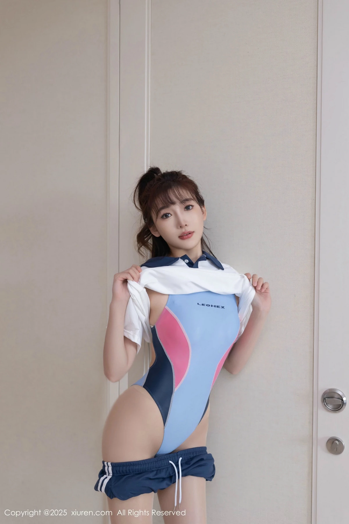 [[XiuRen秀人网]秀人网]No.9979_模特陆萱萱性感蓝白色学生运动装配超薄肉丝秀柔美身姿诱惑写真84P