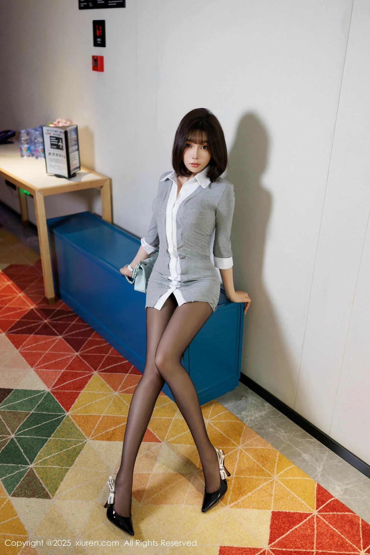 [[XiuRen秀人网]秀人网]No.9978_女神徐莉芝Booty性感灰色连衣短裙配超薄黑丝秀完美身材诱惑写真92P