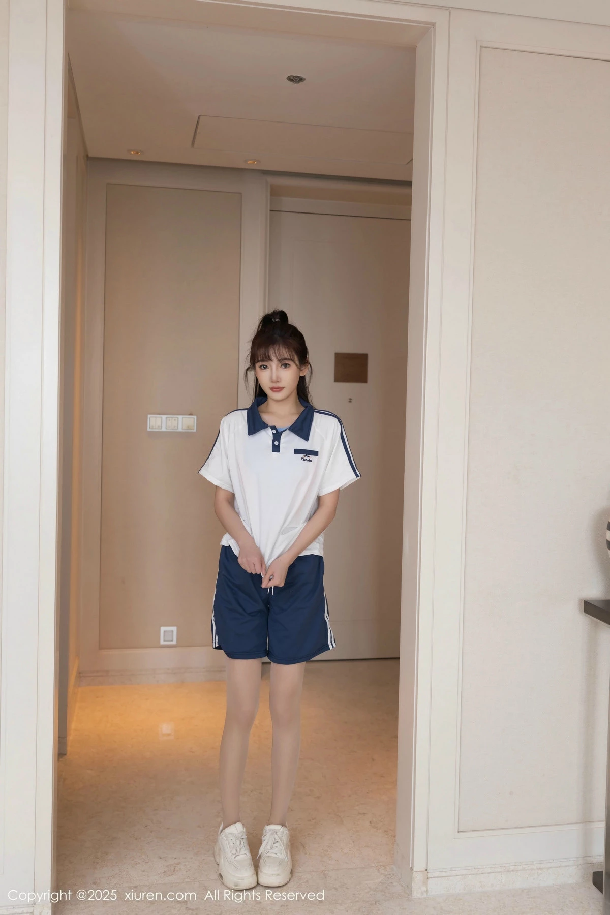 [[XiuRen秀人网]秀人网]No.9979_模特陆萱萱性感蓝白色学生运动装配超薄肉丝秀柔美身姿诱惑写真84P