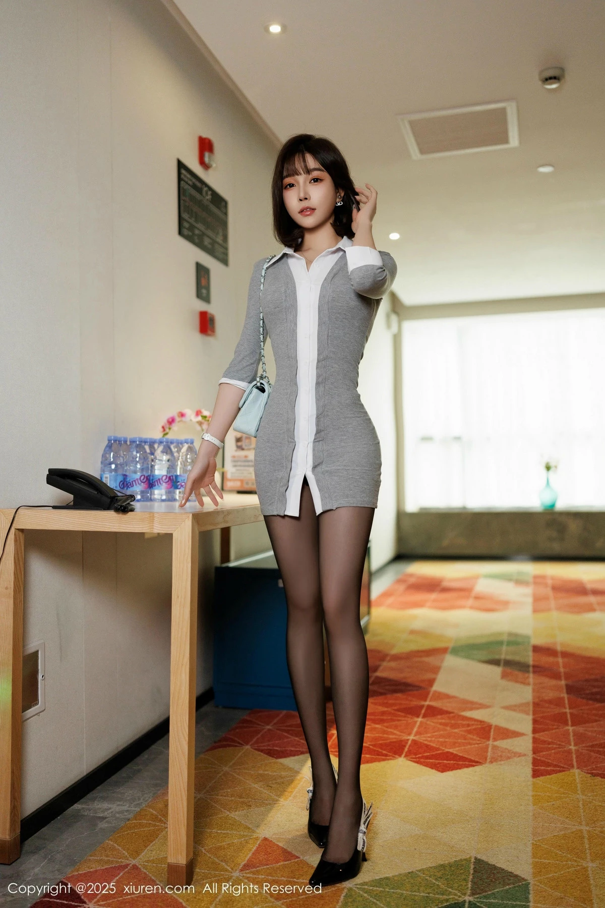 [[XiuRen秀人网]秀人网]No.9978_女神徐莉芝Booty性感灰色连衣短裙配超薄黑丝秀完美身材诱惑写真92P