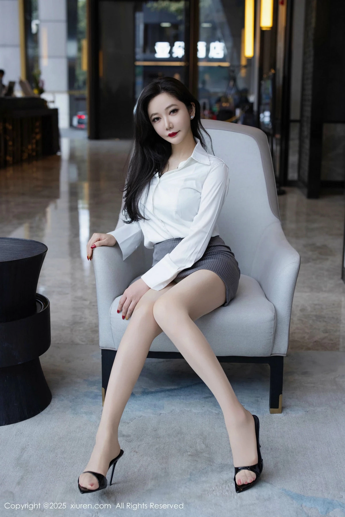 [[XiuRen秀人网]秀人网]No.9976_女神心妍小公主性感白衬衫配灰短裙露蓝色内衣秀完美诱身材惑写真74P