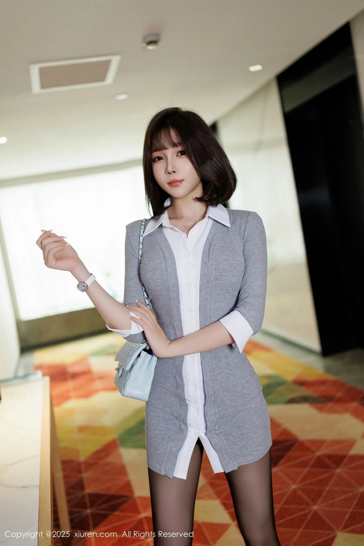 [[XiuRen秀人网]秀人网]No.9978_女神徐莉芝Booty性感灰色连衣短裙配超薄黑丝秀完美身材诱惑写真92P