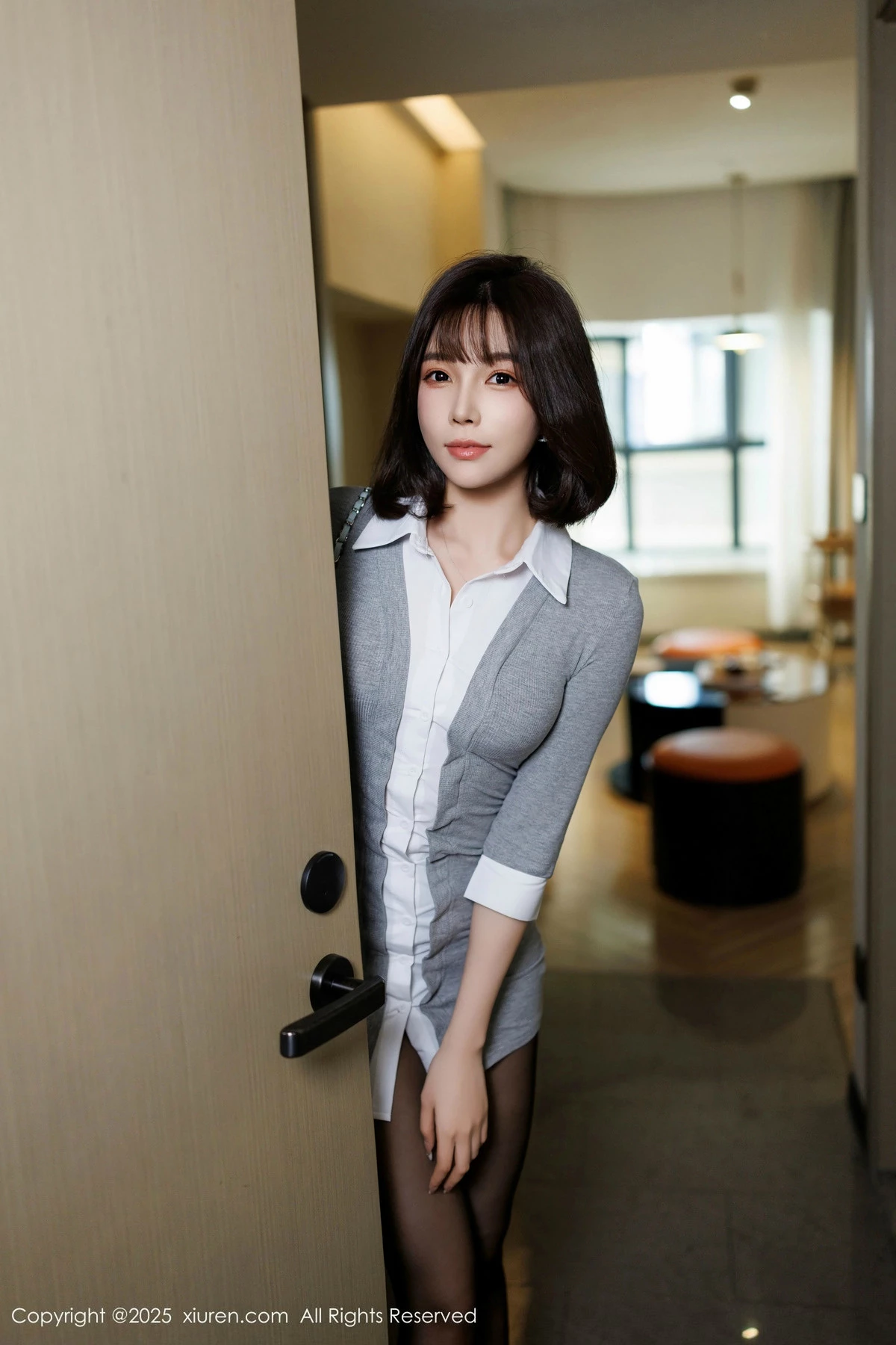 [[XiuRen秀人网]秀人网]No.9978_女神徐莉芝Booty性感灰色连衣短裙配超薄黑丝秀完美身材诱惑写真92P