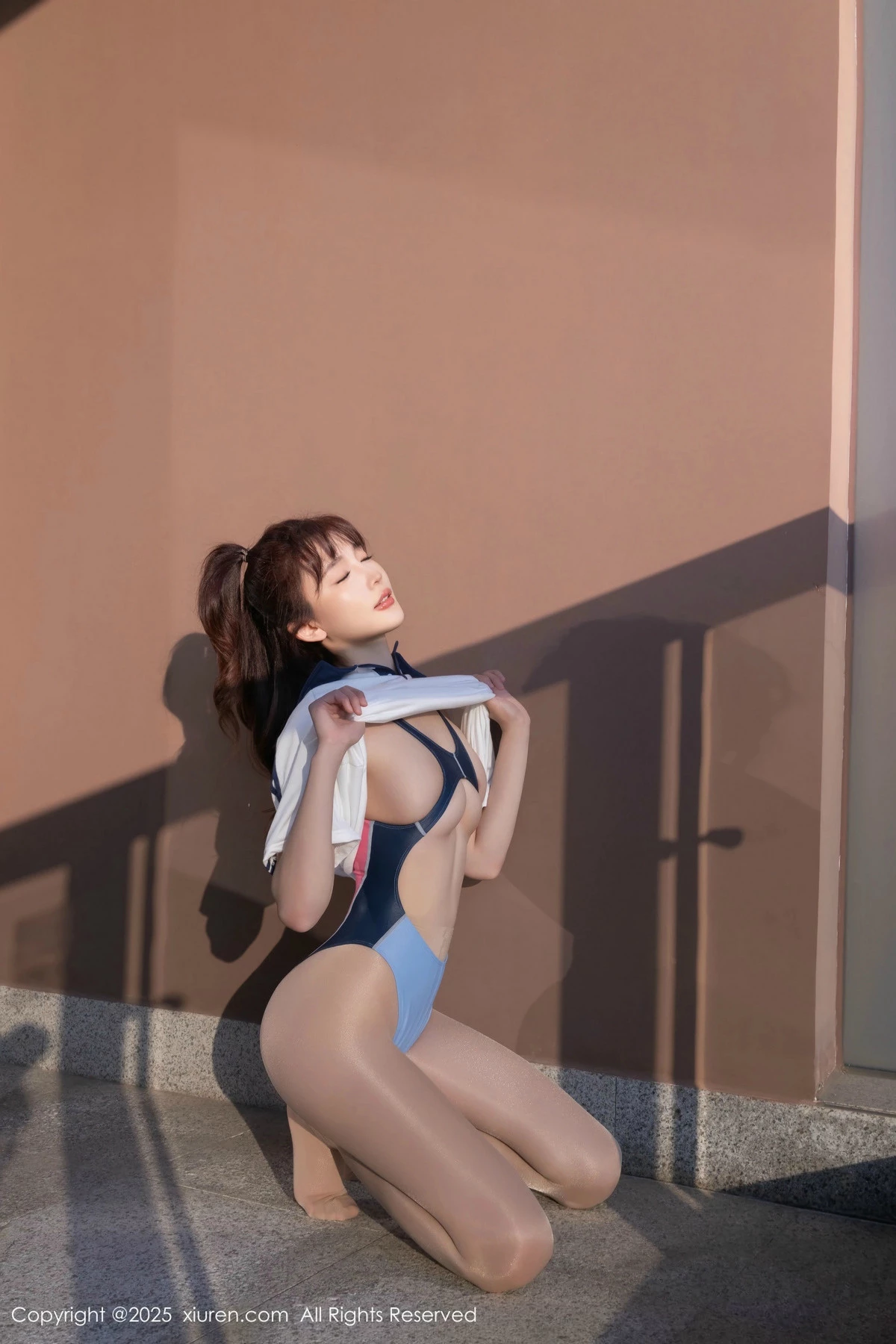 [[XiuRen秀人网]秀人网]No.9979_模特陆萱萱性感蓝白色学生运动装配超薄肉丝秀柔美身姿诱惑写真84P