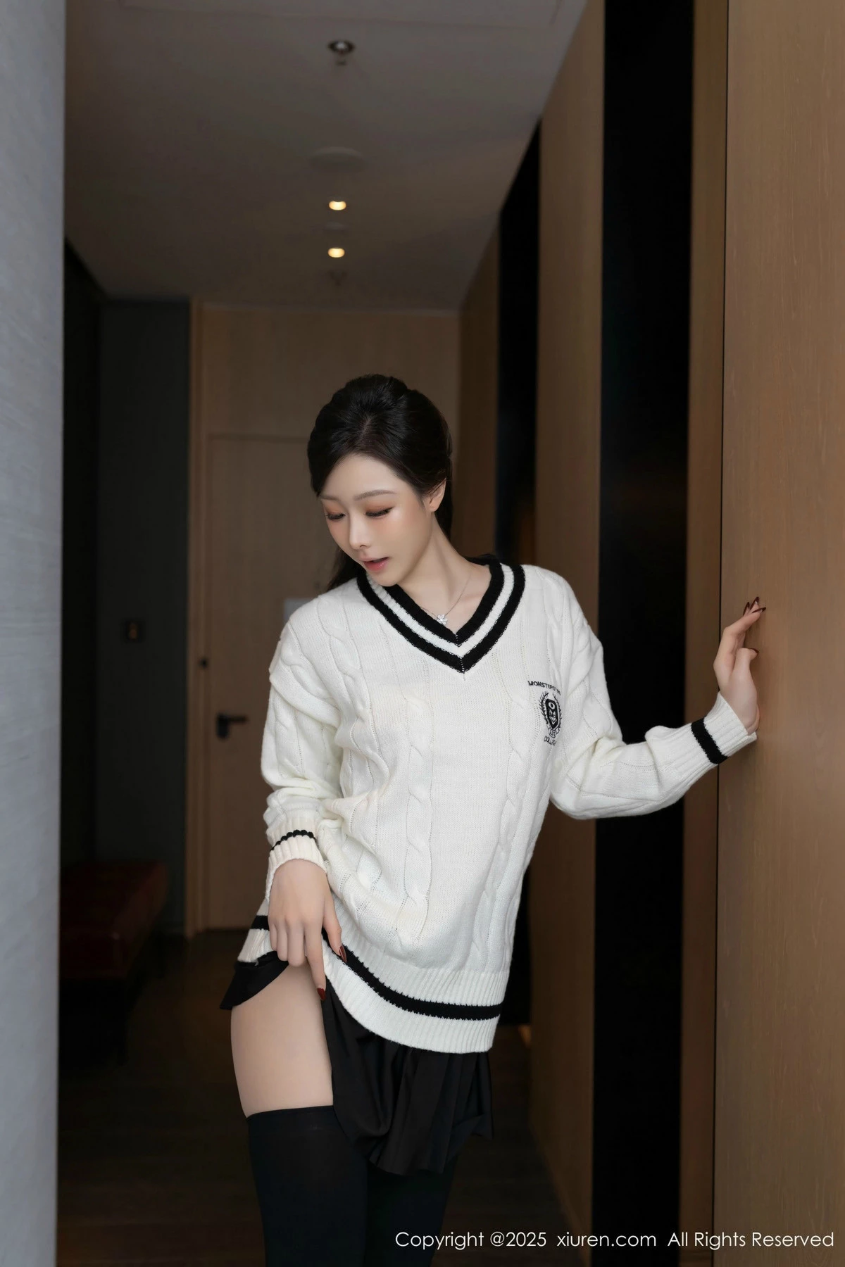 [[XiuRen秀人网]秀人网]No.9986_模特小逗逗性感白上衣配黑色短裙露超薄黑丝秀曼妙身姿诱惑写真79P