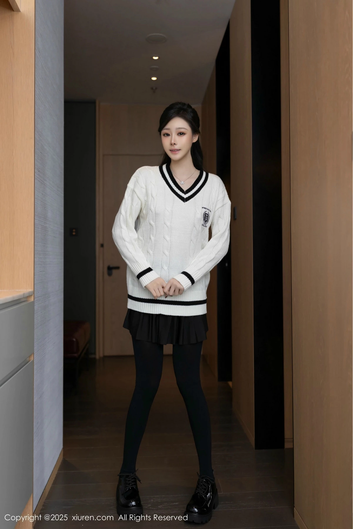 [[XiuRen秀人网]秀人网]No.9986_模特小逗逗性感白上衣配黑色短裙露超薄黑丝秀曼妙身姿诱惑写真79P