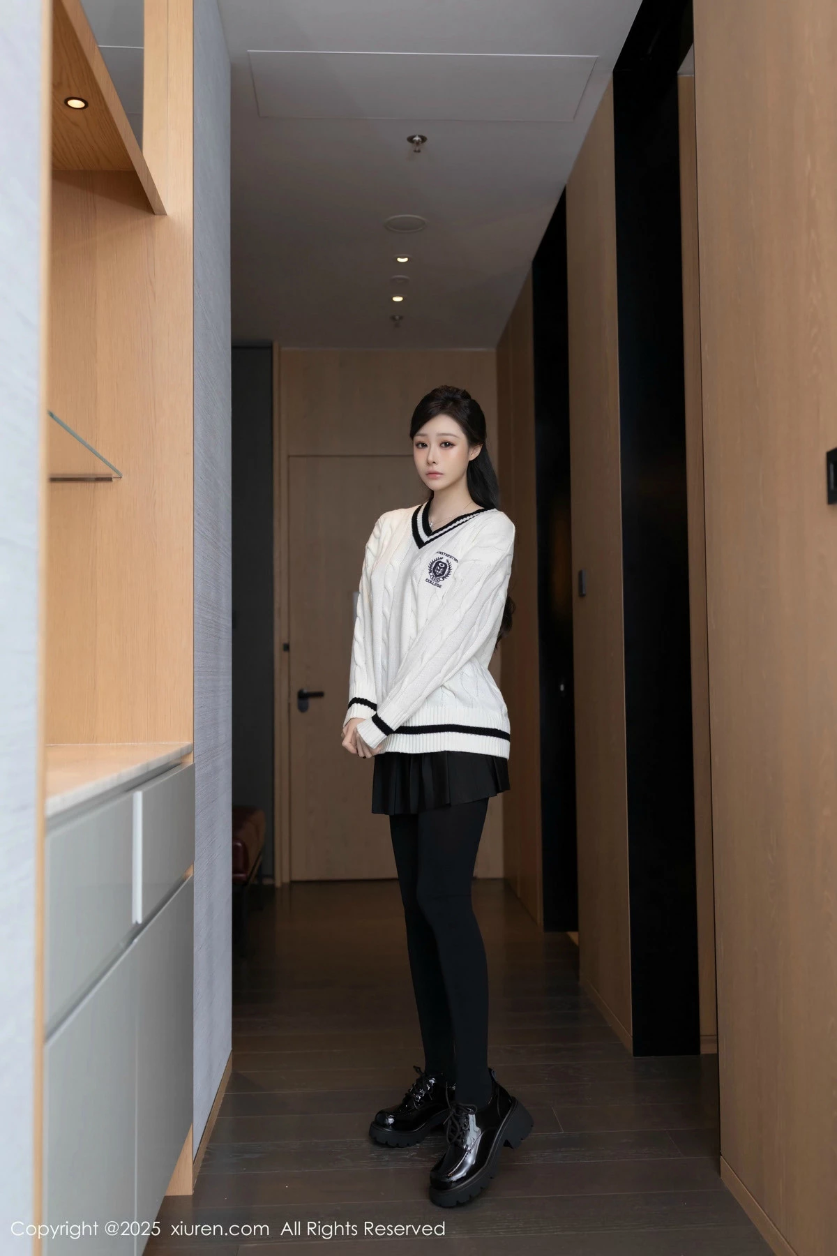 [[XiuRen秀人网]秀人网]No.9986_模特小逗逗性感白上衣配黑色短裙露超薄黑丝秀曼妙身姿诱惑写真79P